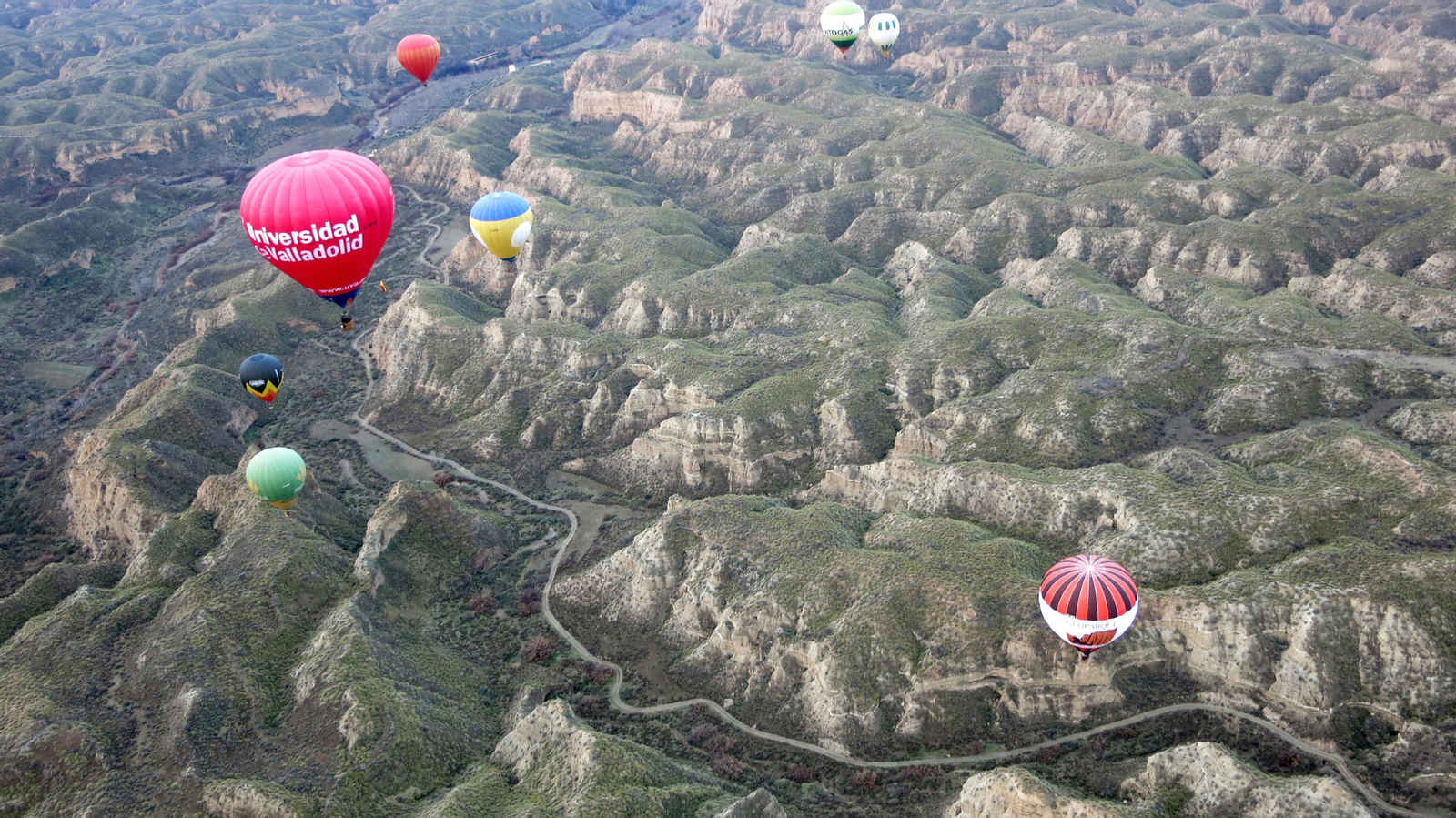 Las vistas del Geoparque de Granada desde un globo aerostático, en imágenes
