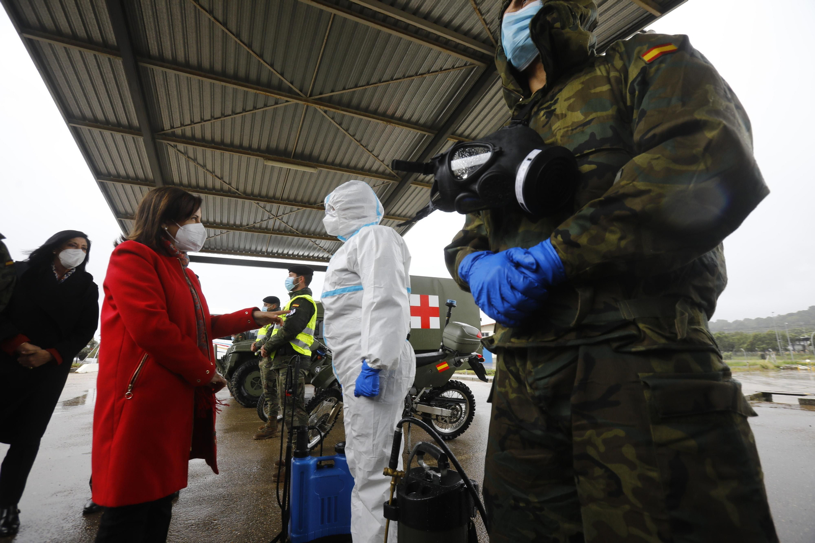 La visita de Margarita Robles a la base militar de Cerro Muriano, en imágenes