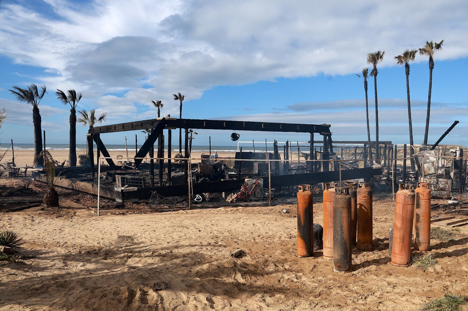 Imágenes del chiringuito El Tabla tras el debastador incendio