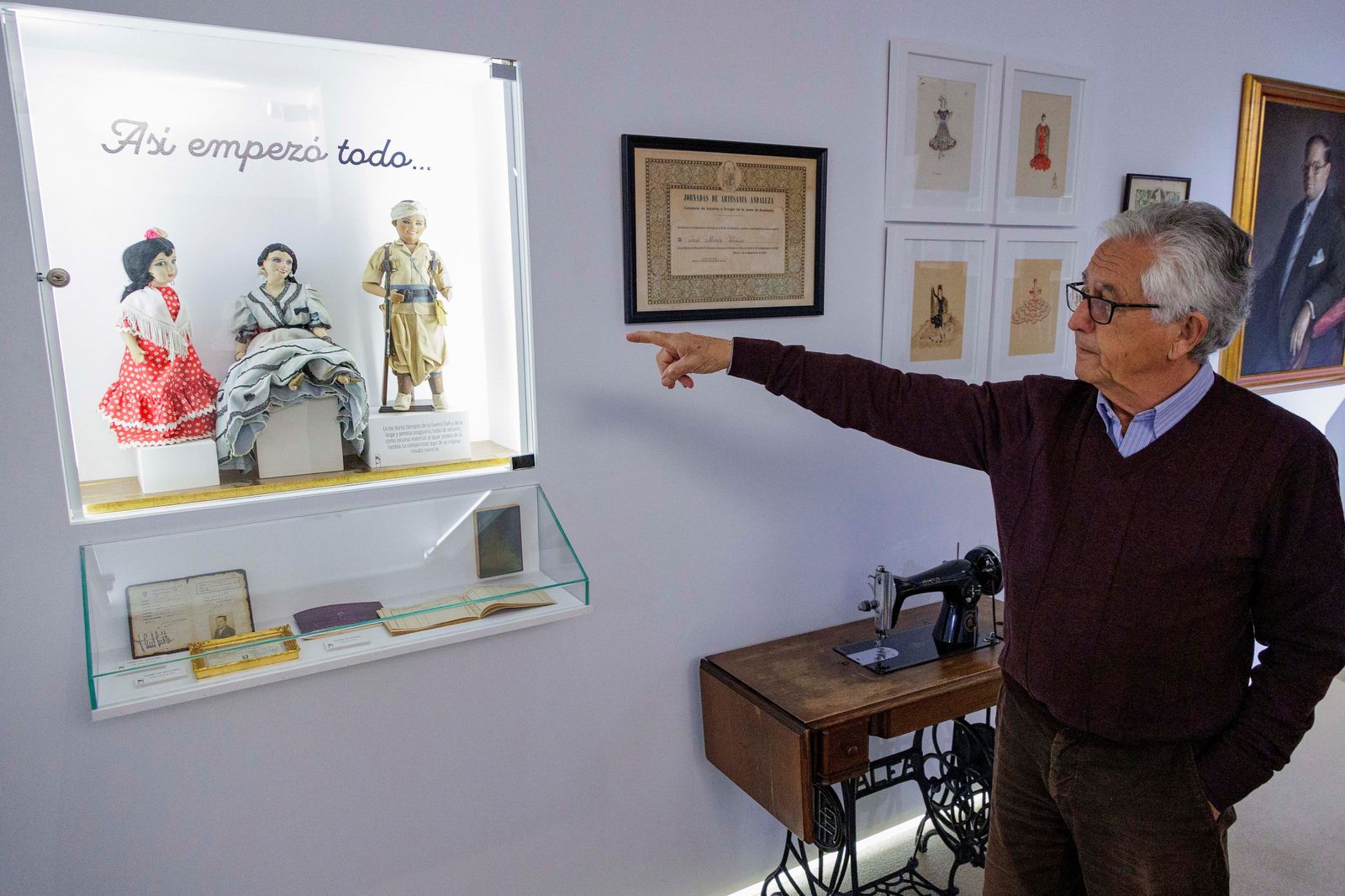 La primera fábrica de Muñecas Marín abrió en 1928 y revolucionó el sector, dando una expresión a las muñecas hasta entonces no vista en España. La cara estaba pintada sobre tela prensada por serrín, tal y como se explica en la Colección.