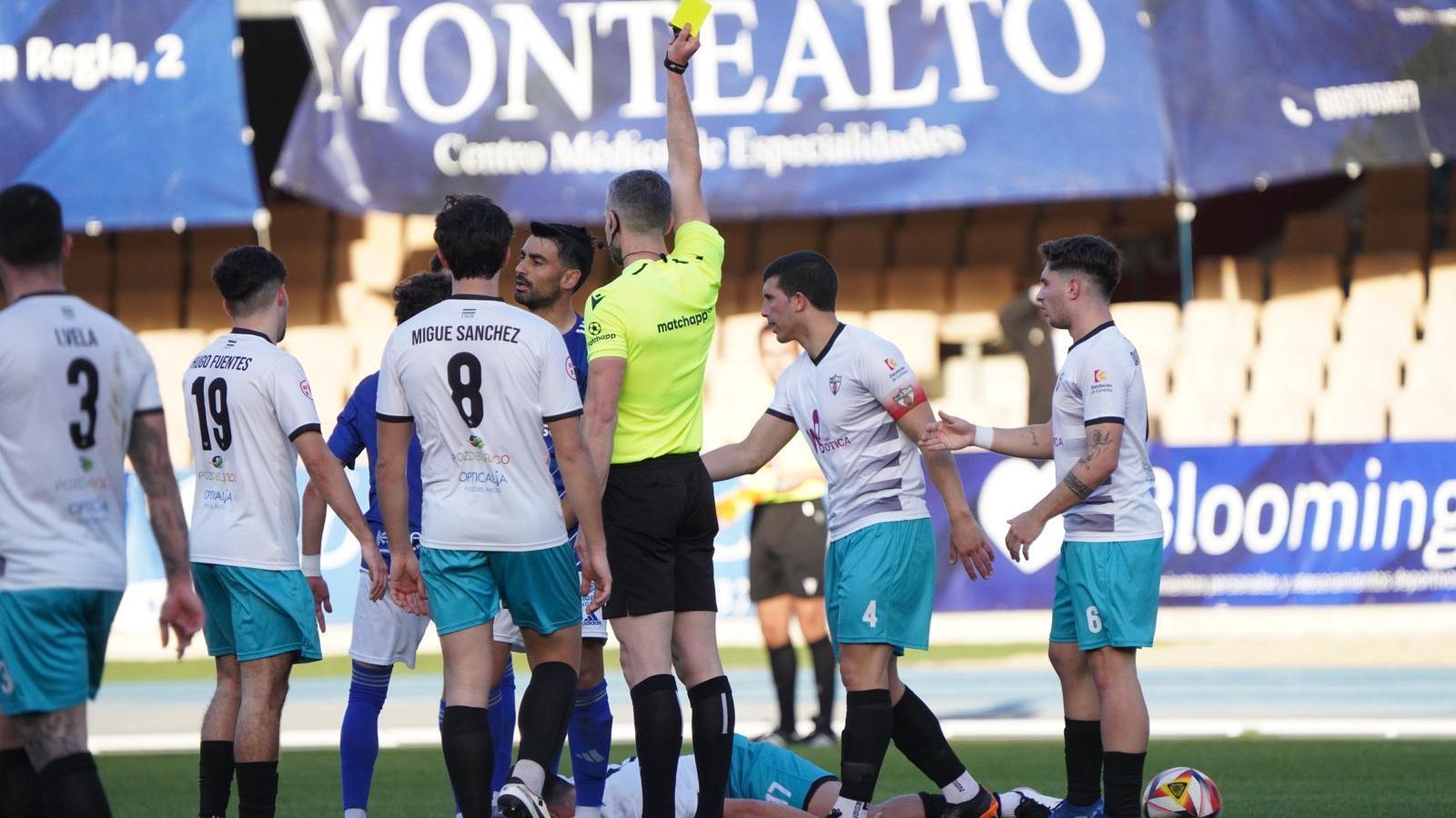 Viñolo Payán amonesta a un jugador azulino.