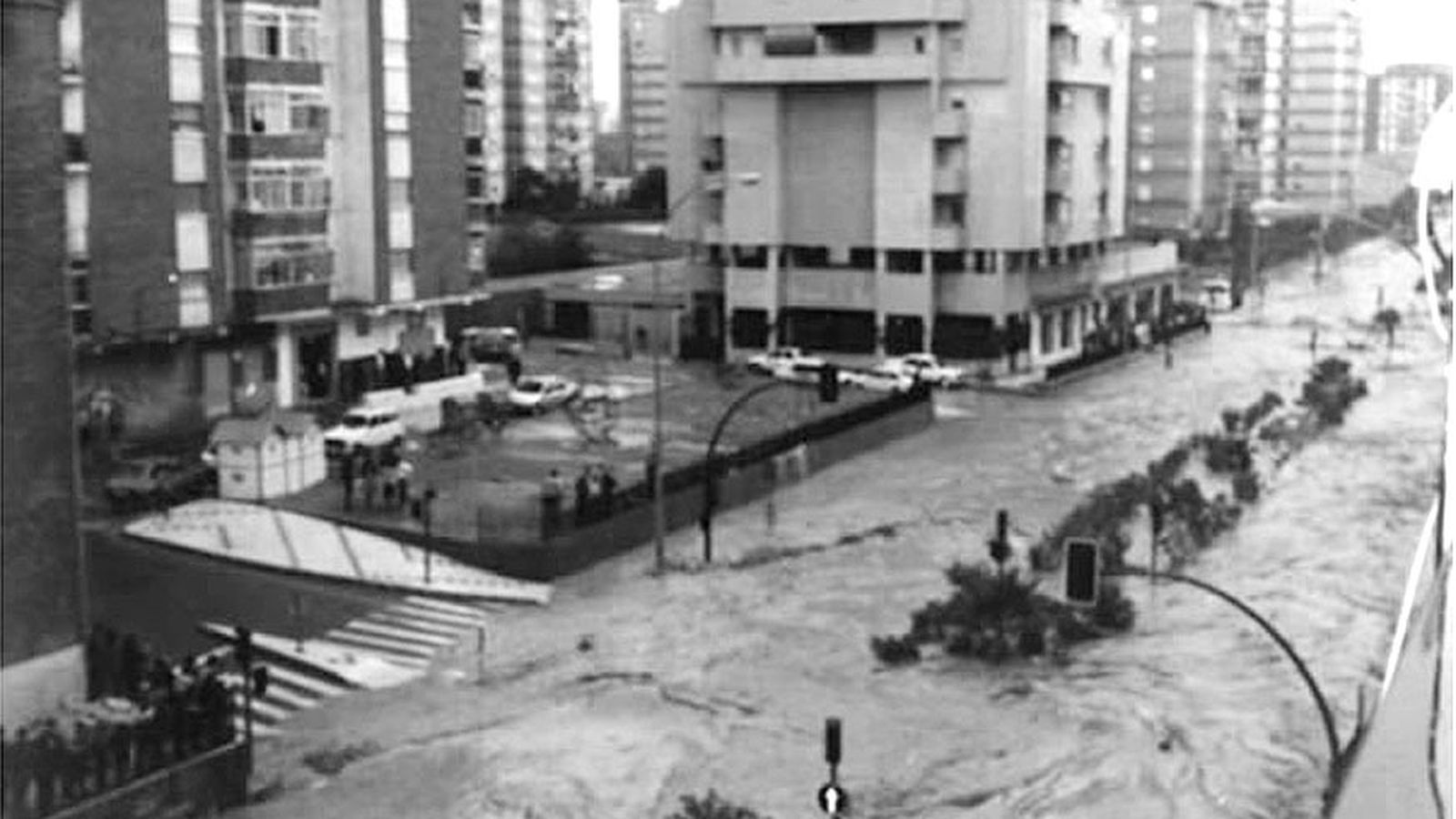 Efectos del agua procedente del arroyo de las Cañas en la Avenida Europa.