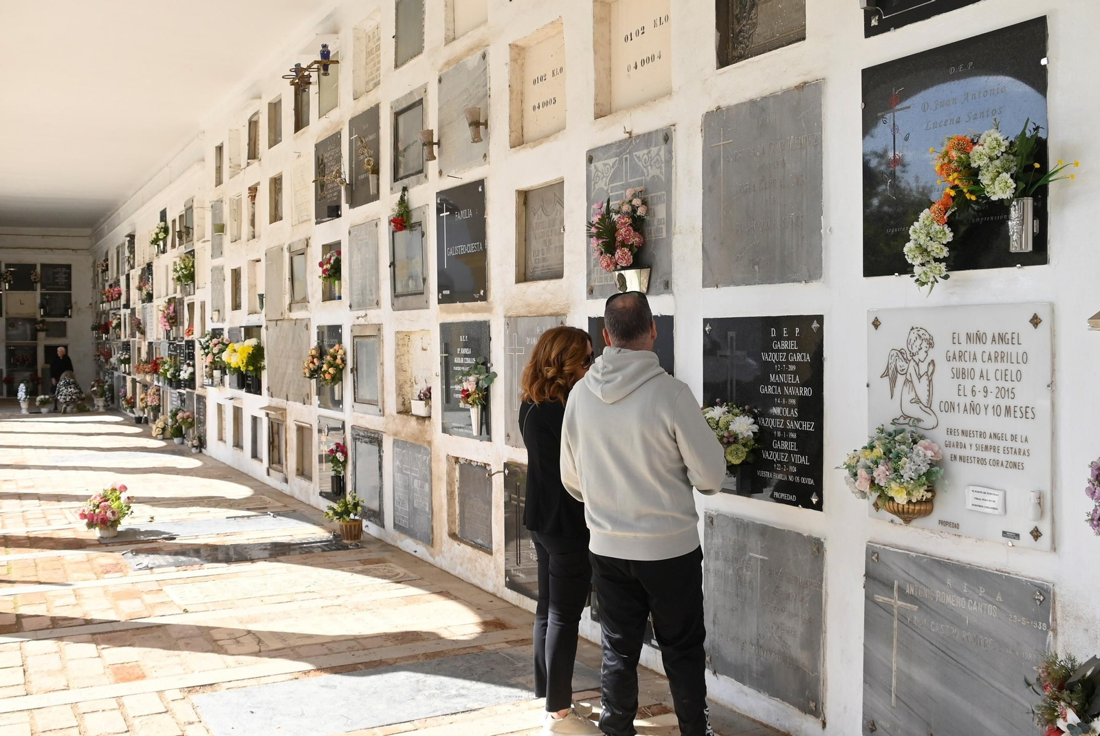 Las imágenes del día de Todos los Santos en los cementerios de Córdoba