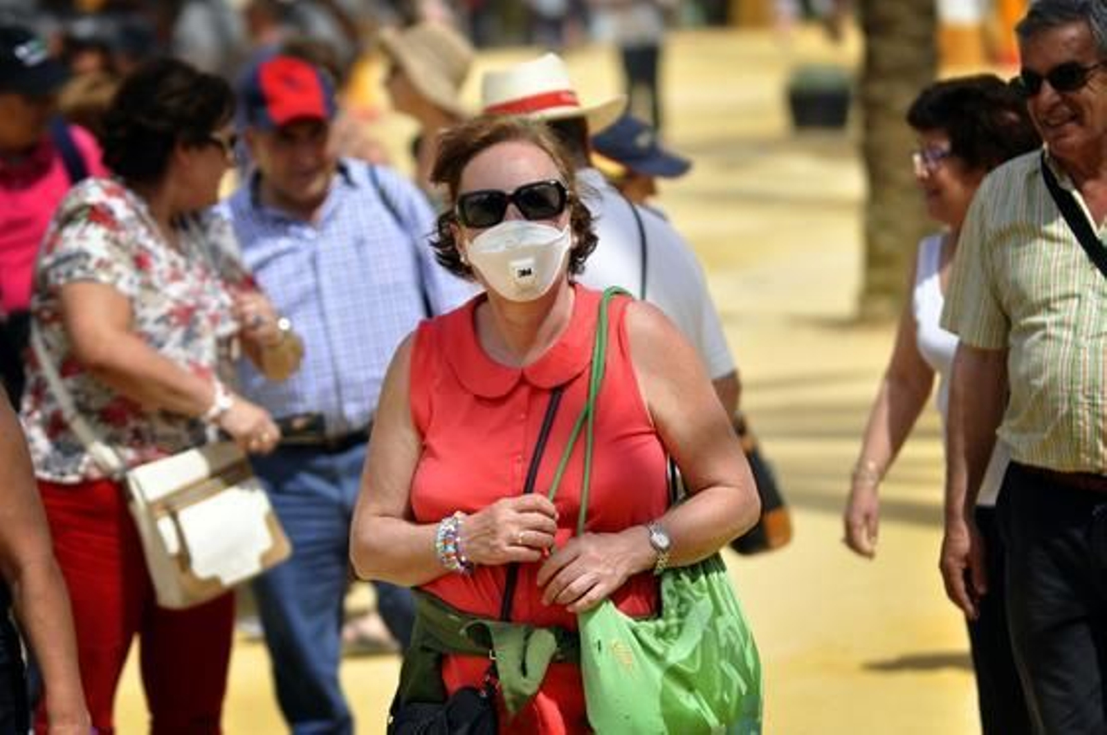 En prevención. Una mujer porta una mascarilla contra el albero. 

Foto: Manu Garcia