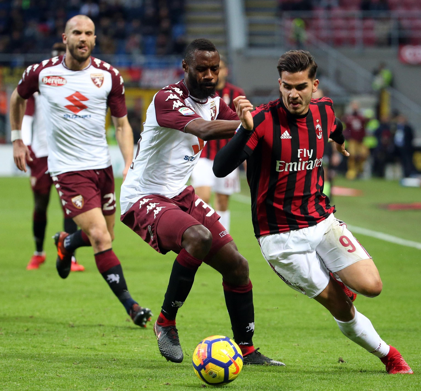 N’Koulou intenta robar la pelota a Andre Silva.