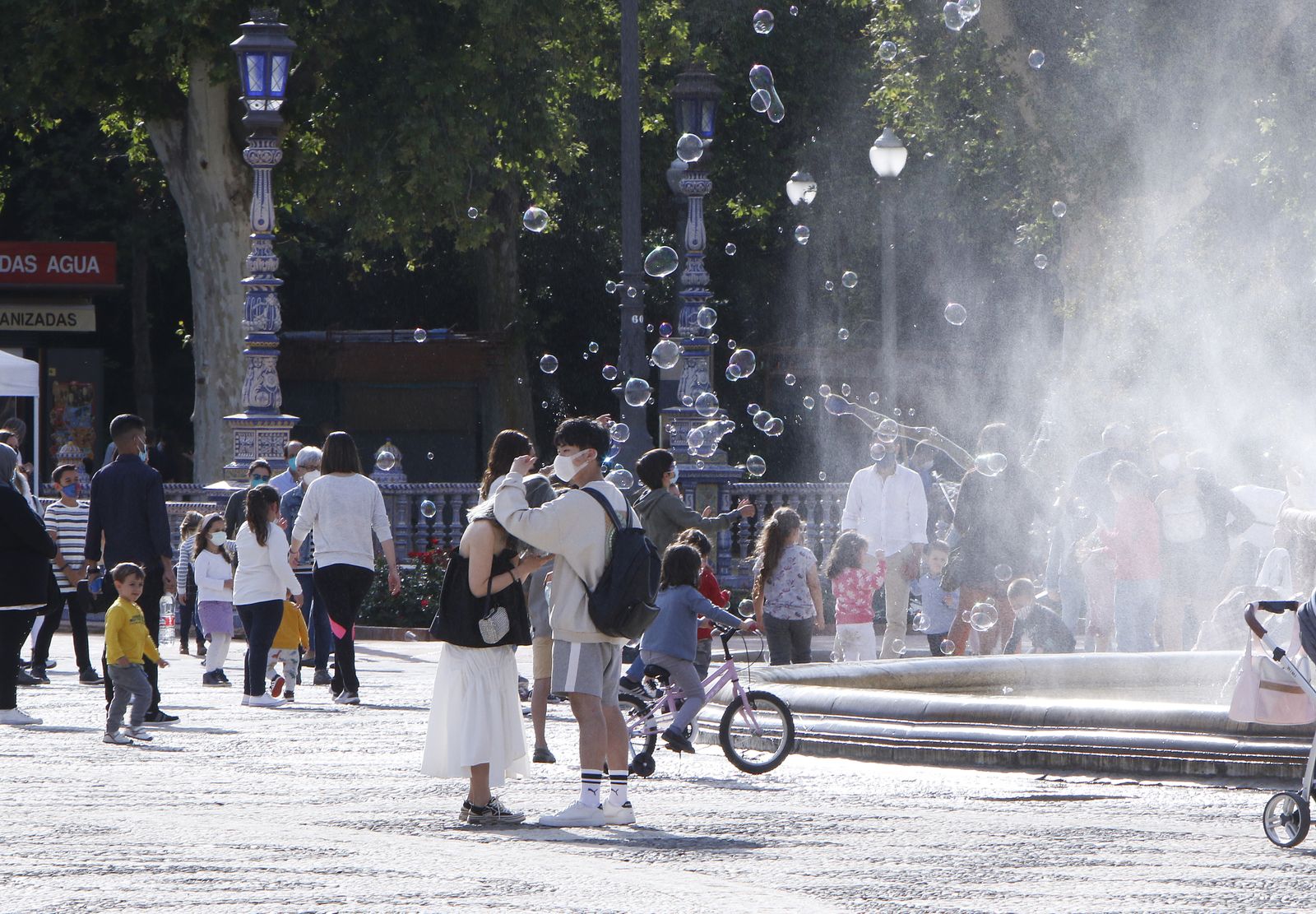 Ambiente en el festivo fin de semana en Sevilla