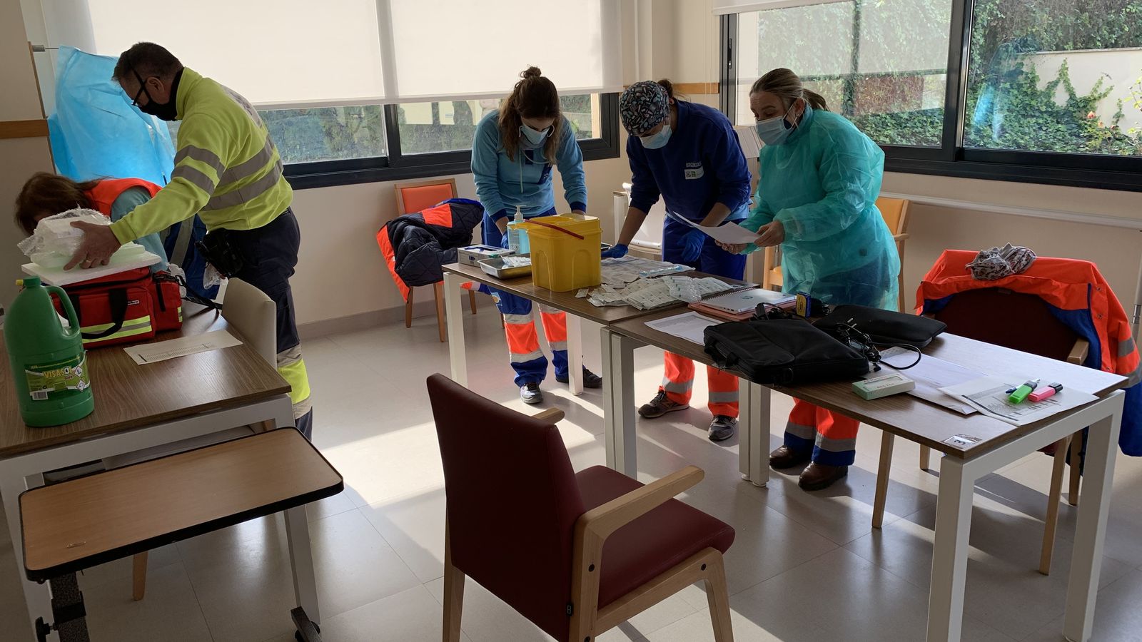 Sanitarios durante el proceso de vacunación en el asilo Ignacio Gómez Millán.