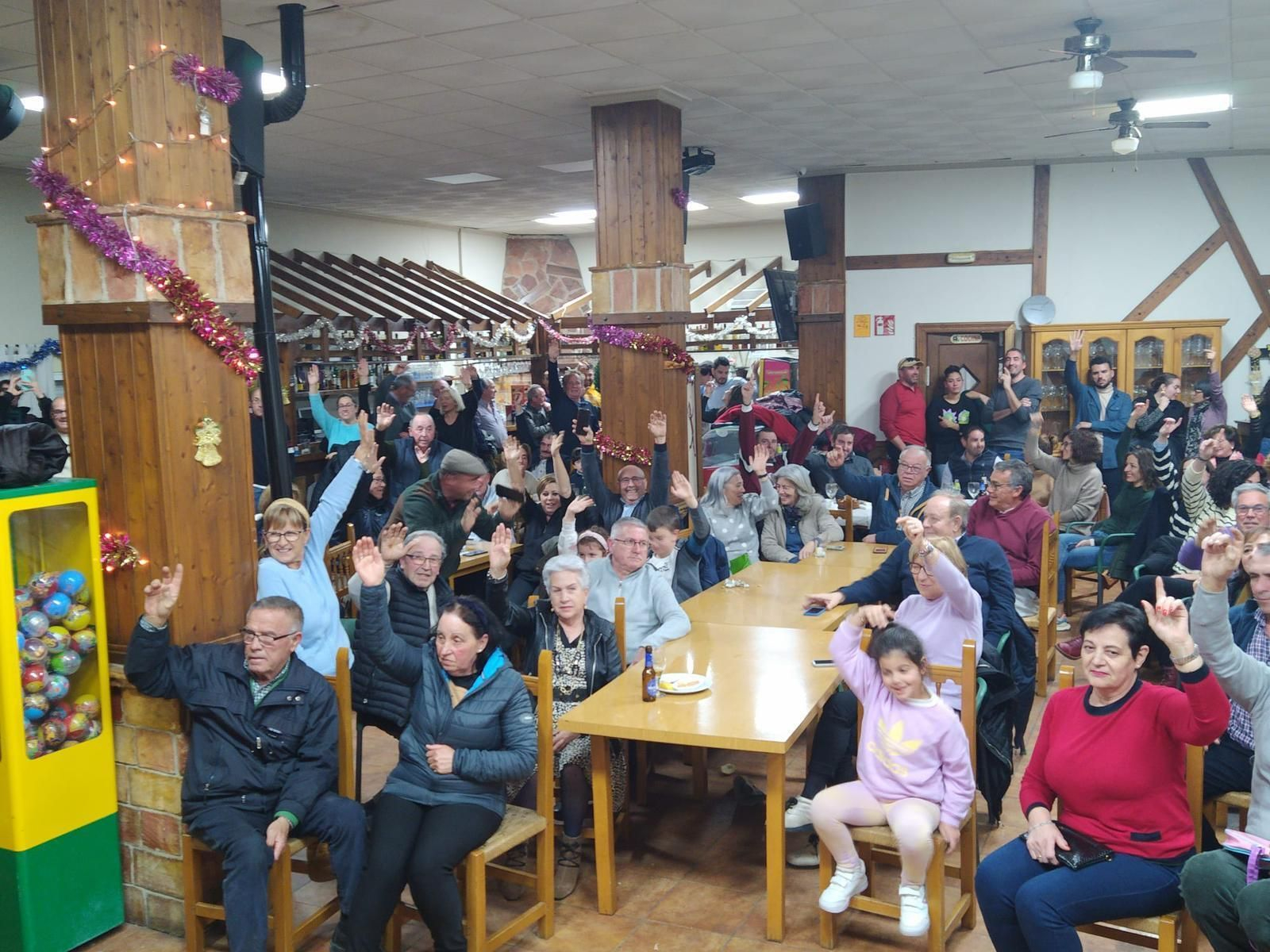 El pueblo de Topares vota por unanimidad rechazar las dos ofertas que el Obispado hace para zanjar el conflicto por la propiedad de los locales que rodean a la iglesia y deciden recurrir a la vía judicial.