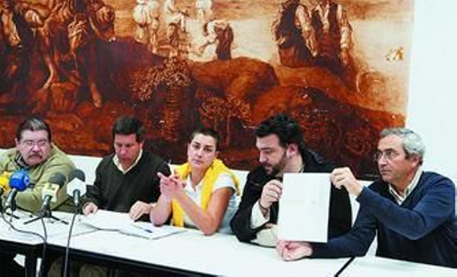 Delegados sindicales de Qualytel y secretarios locales de CCOO (i) y UGT (d), ayer en la rueda de prensa.