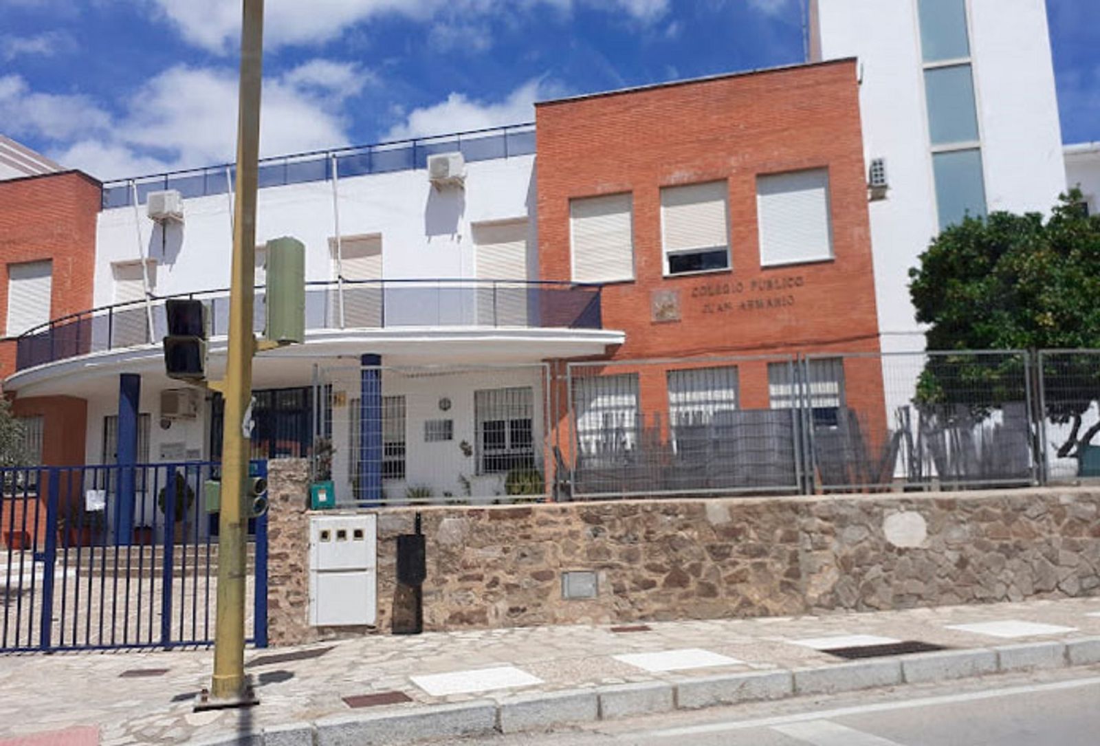 Fachada principal del colegio público Juan Armario de Alcalá de los Gazules.