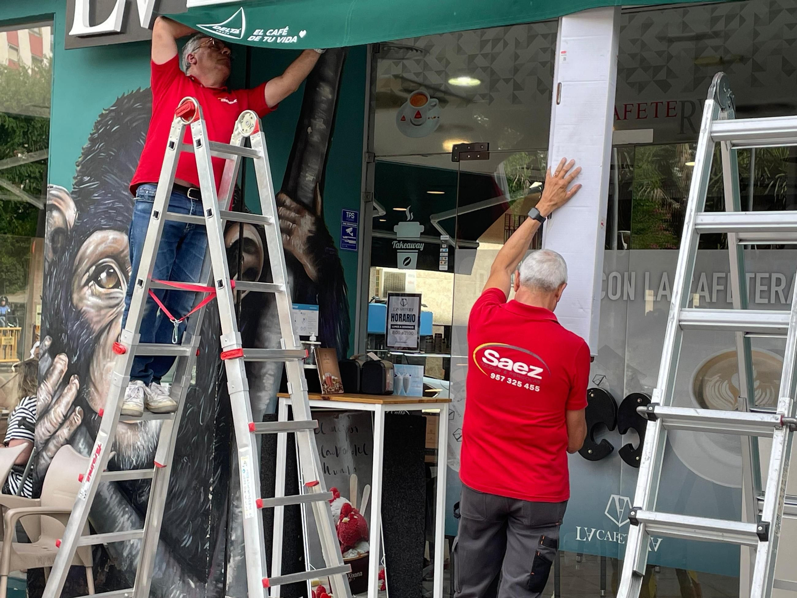 Operarios trabajando en las primeras horas de la mañana en Jaén.