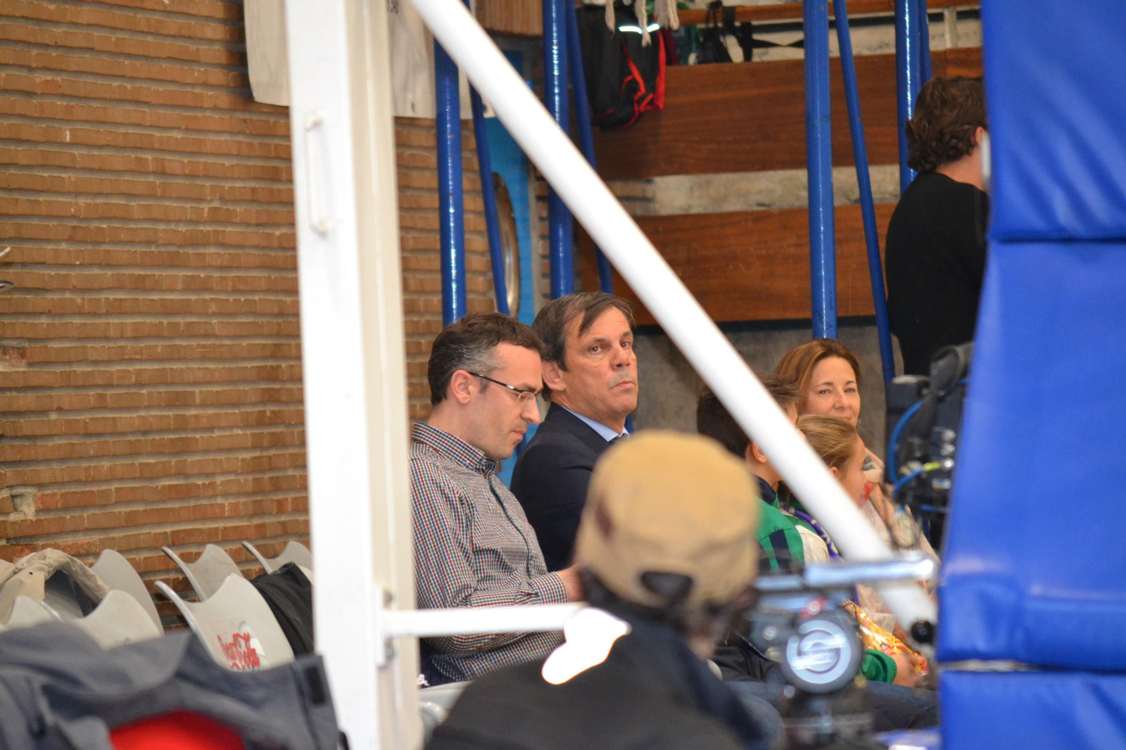Juanma Rodríguez, junto al secretario técnico bético, Asier Alonso, en la cancha del Pez Volador.