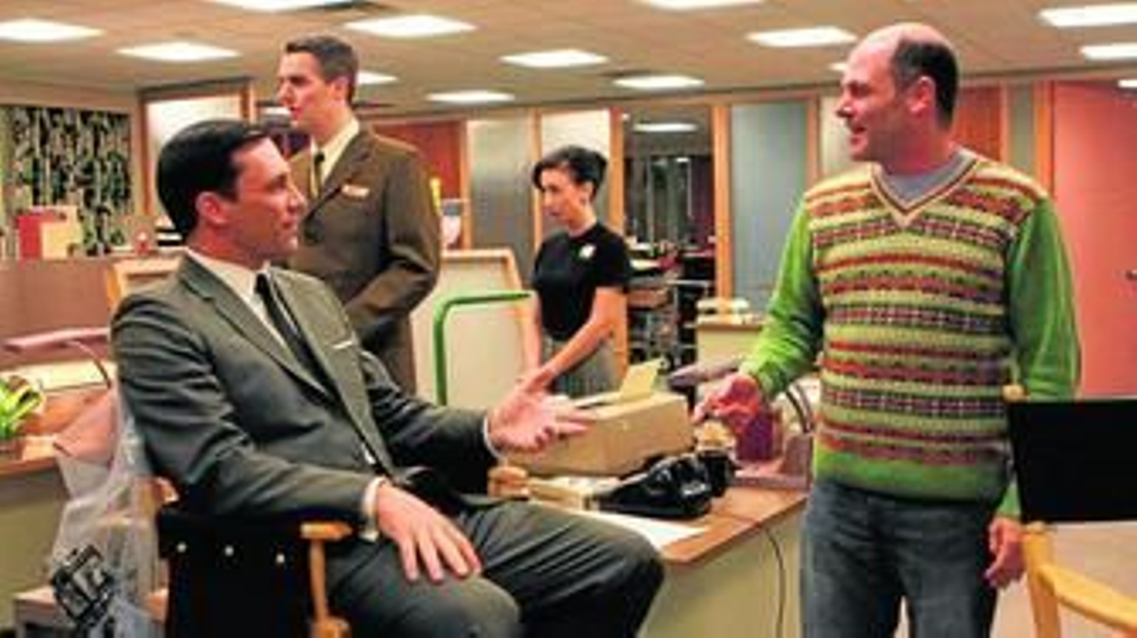 Matthew Weiner charla con el actor Jon Hamm, que da vida a Don Draper, en una imagen de las anteriores oficinas en las que se rodaba la serie.