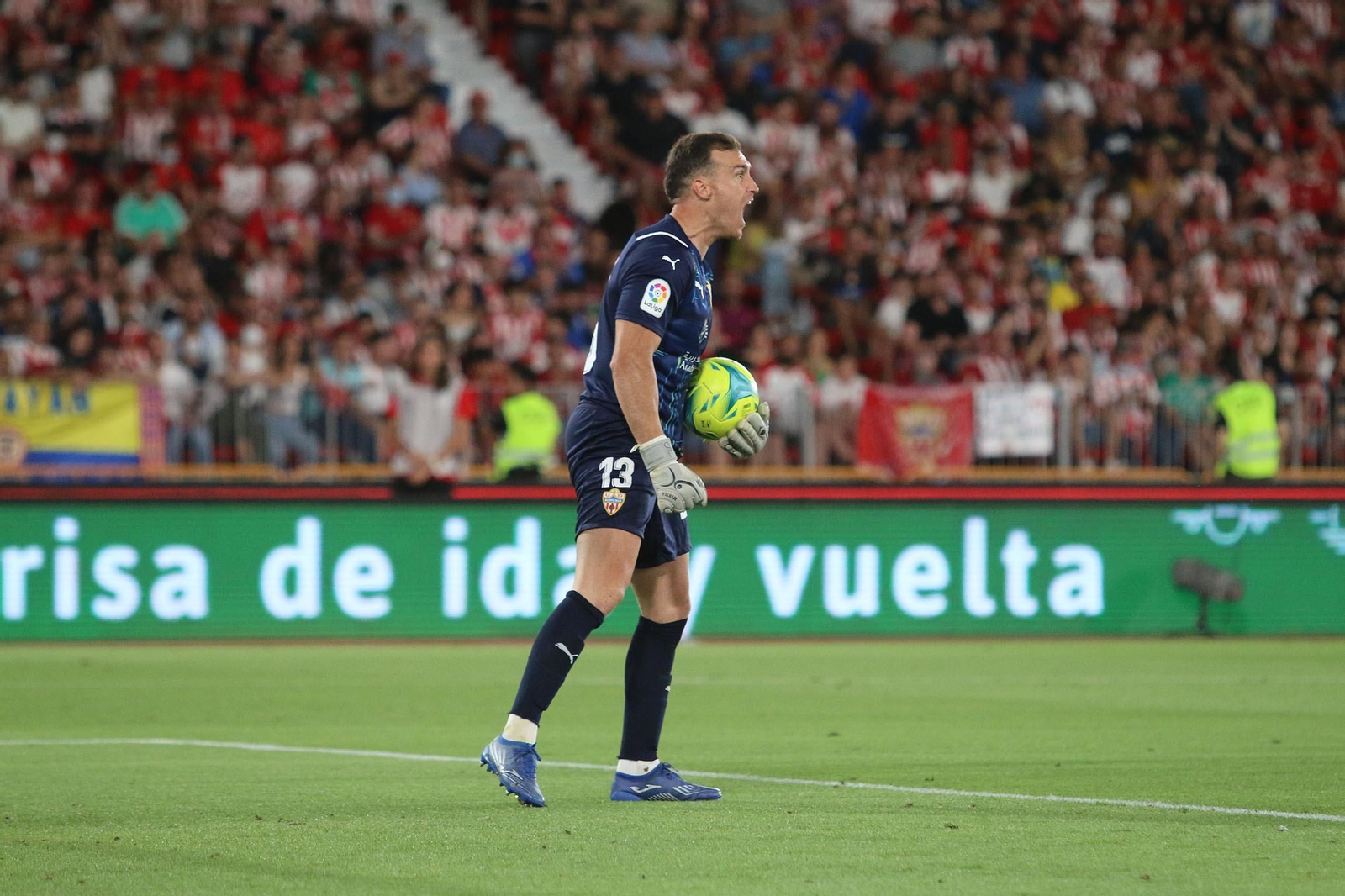 Las imágenes de la decepción de los aficionados del Almería