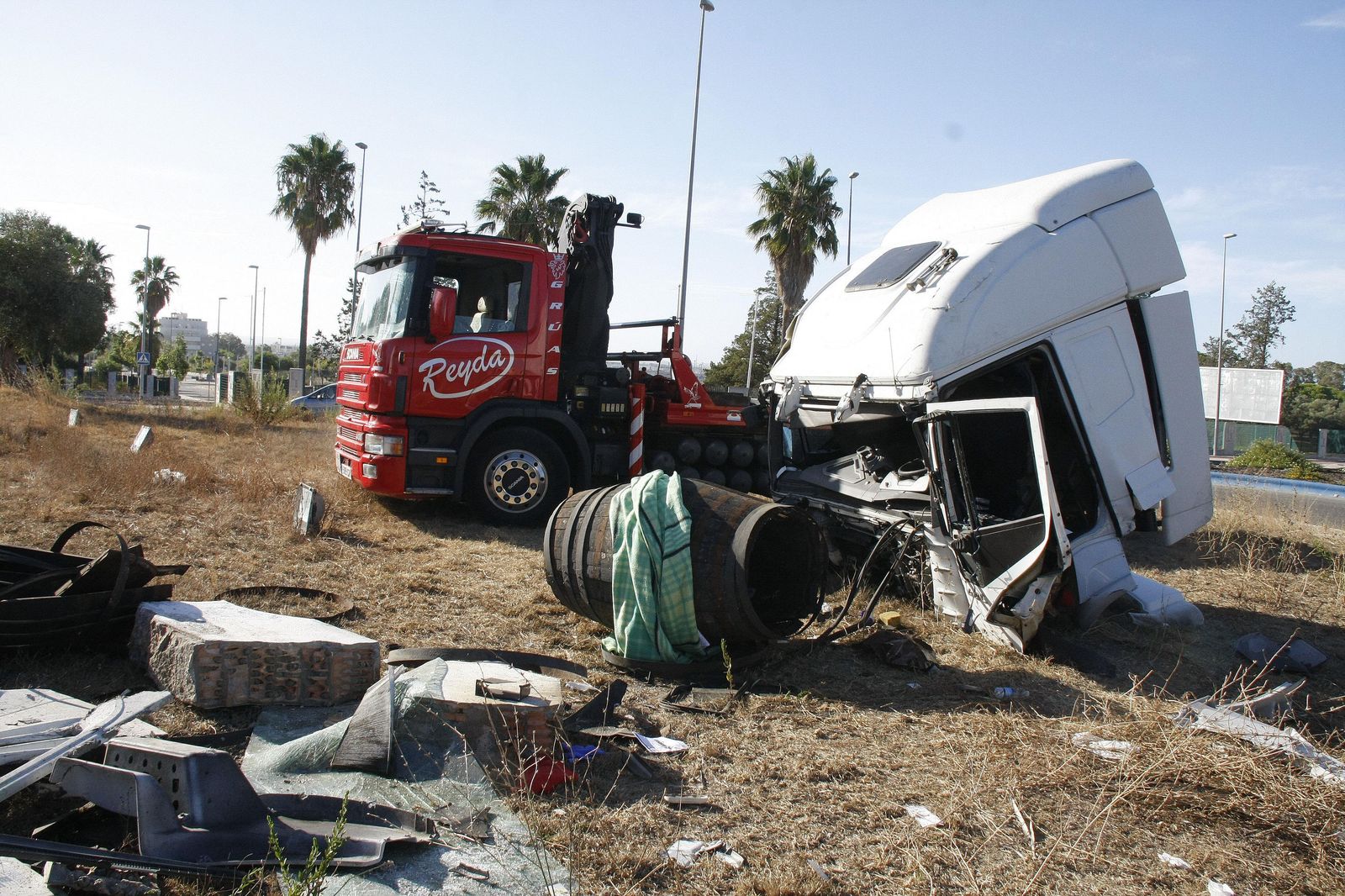 La cabina del camión en el que viajaban las dos personas se despegó del trailer y quedó completamente destrozada.
