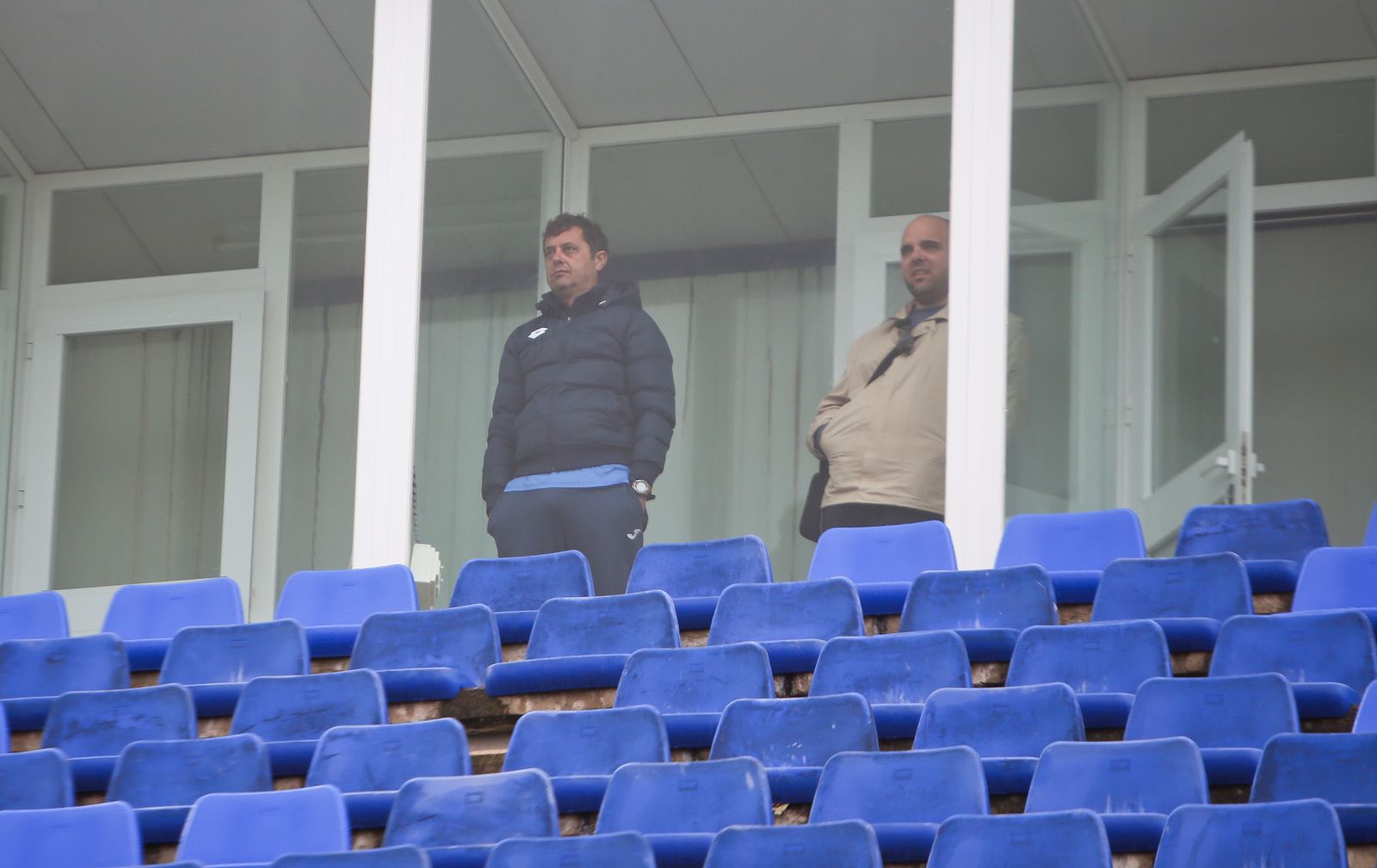 Paco Cala, sancionado, siguió el partido desde una de las cabinas acompañado del directivo Fernando Moscoso.