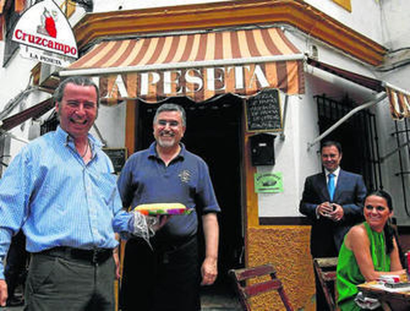 Pepe Arias 'Pepote' y Pepe Laguna, en el Bar La Peseta.