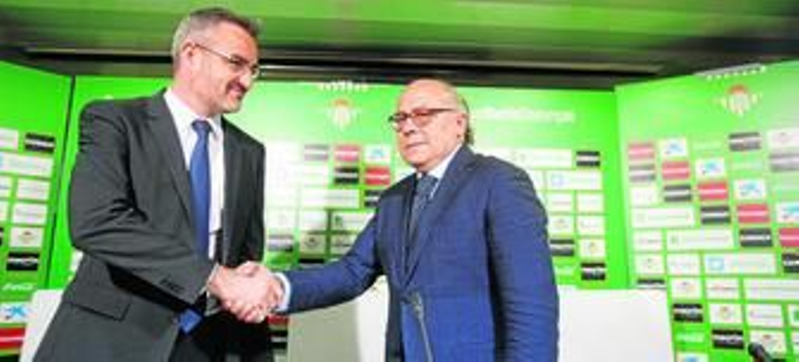 El director deportivo, Eduardo Maciá, y el presidente, Juan Carlos Ollero, se estrechan la mano antes de la presentación de ayer.