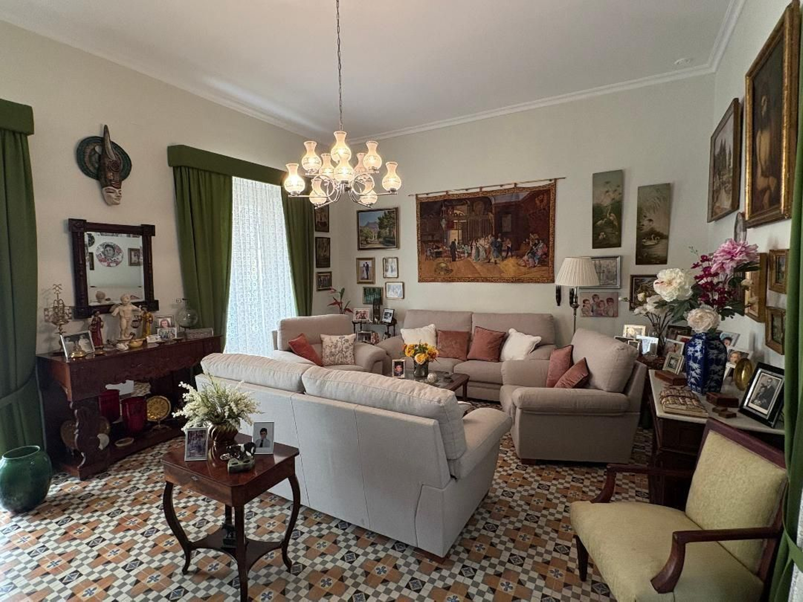 Salón. Pinturas de José María Garbarino, suelo hidráulico y mueble de procedencia familiar.