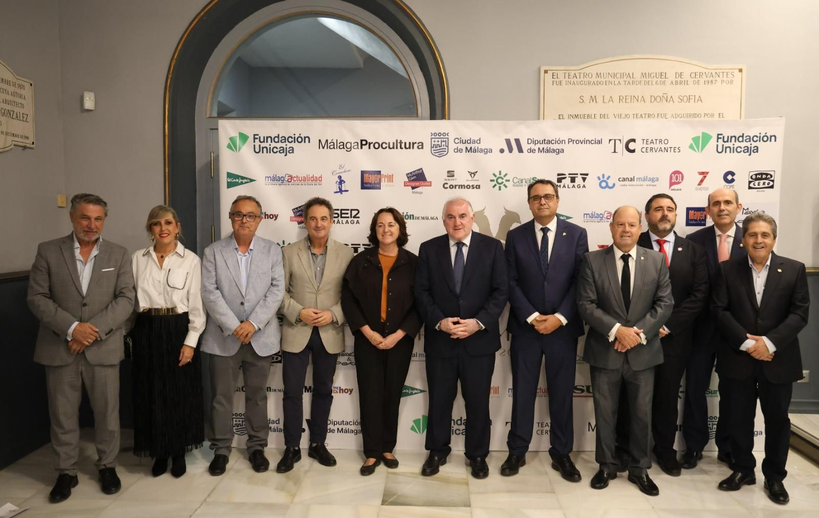 El concierto de David Barrull y la Orquesta Sinfónica de Triana en el Teatro Cervantes, en imágenes