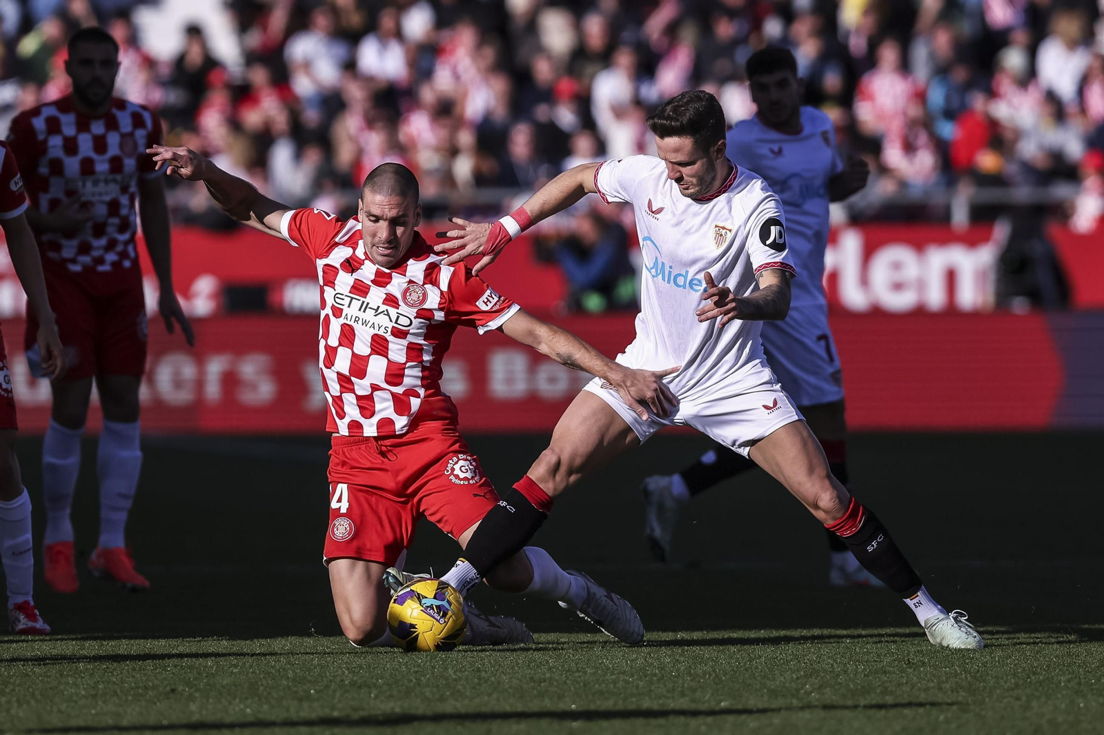 Las fotos del pobrísimo paso de Saúl Ñíguez por el Sevilla