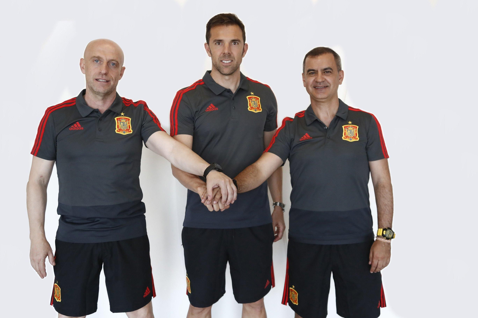 Julián Calero y Juan Carlos Martínez escoltan a Carlos Marchena.