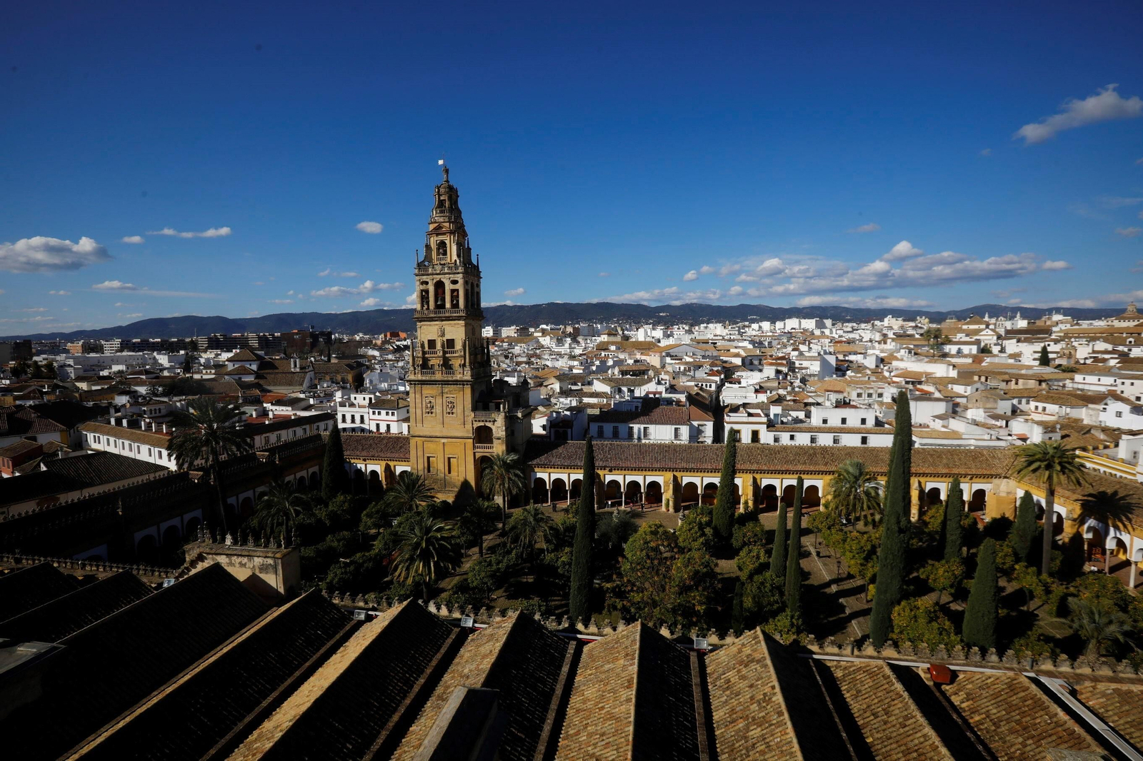 Vista del Casco Histórico, la Torre de la Mezquita-Catedral y el Patio de los Naranjos.