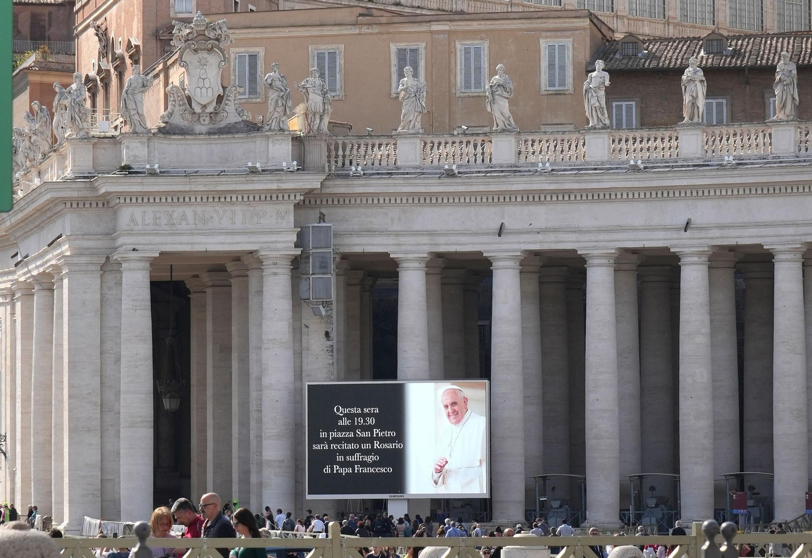 Fotos del ambiente en Roma tras la muerte del papa Francisco