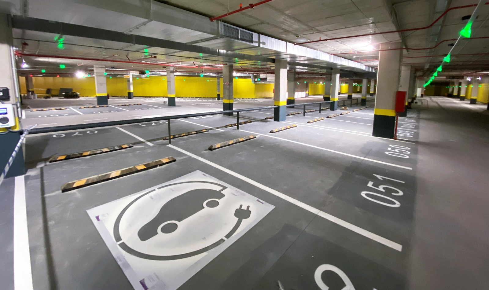 El aparcamiento de la Plaza del Ajedrez, en Estepona.