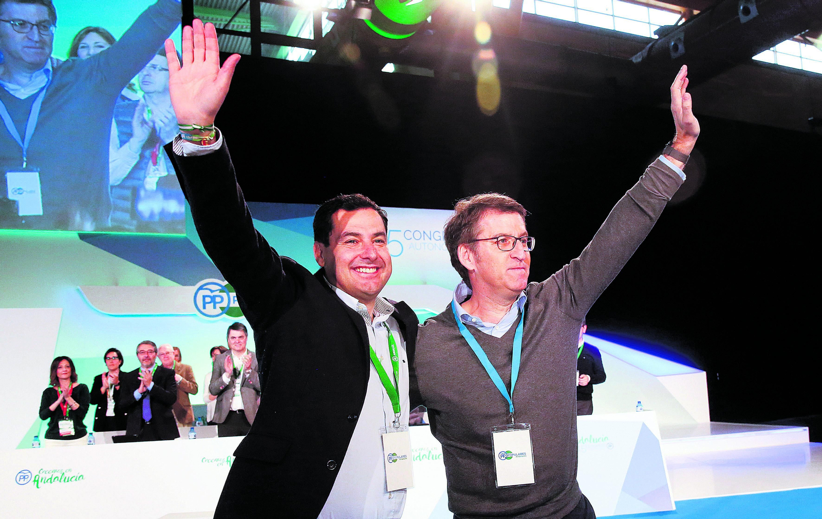 Juanma Moreno, junto a Feijóo, en el congreso del PP andaluz de 2017.