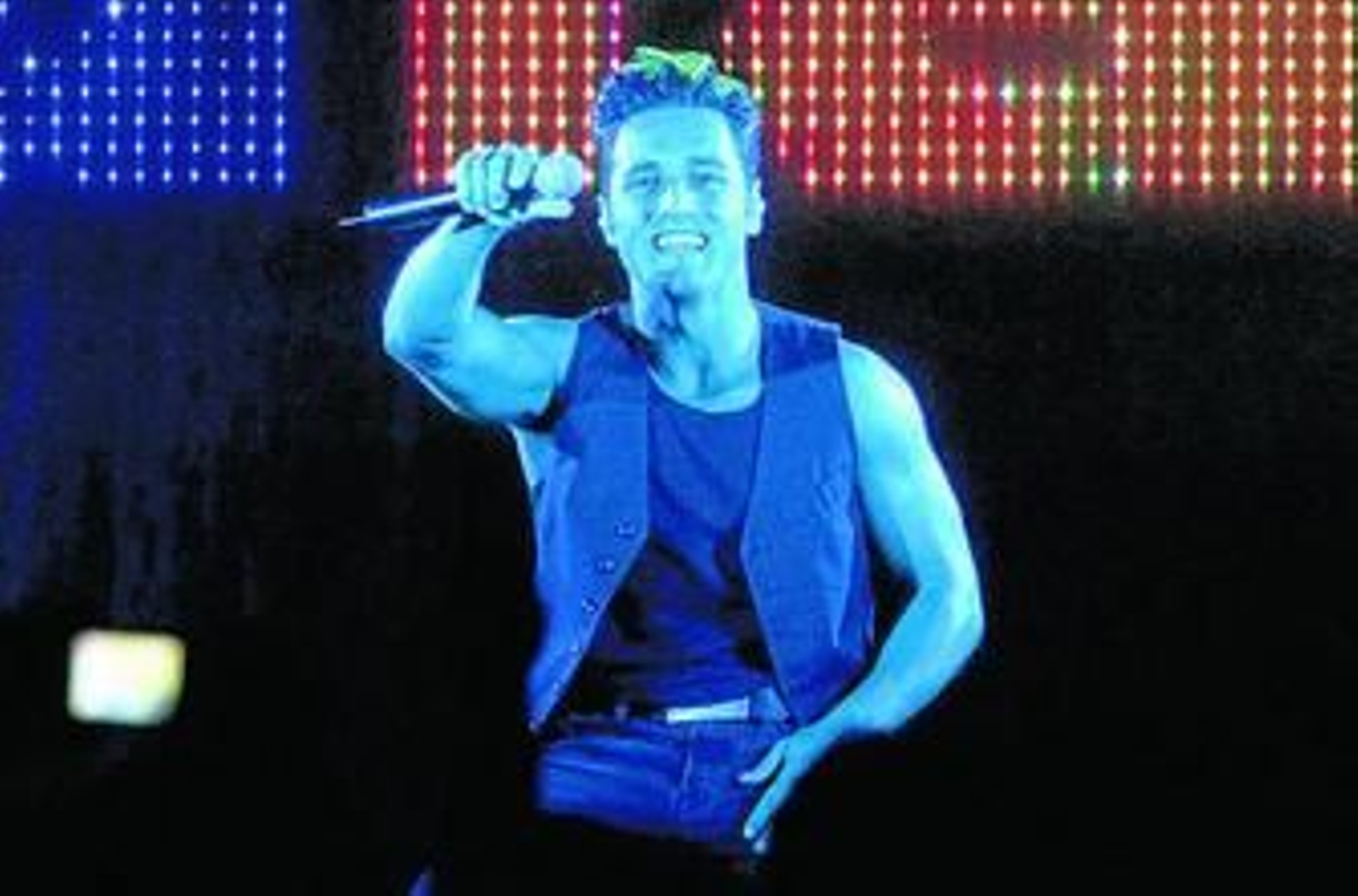 David Bustamante, durante su actuación de anoche en la sala Premiere de Algeciras.