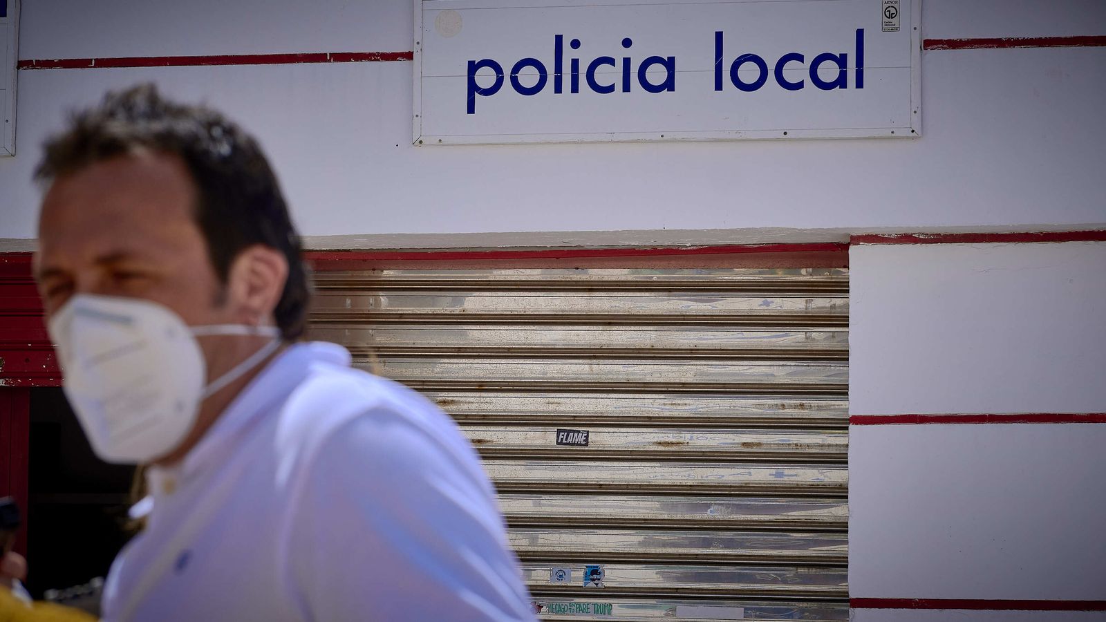 El alcalde pasa por delante de las dependencias de la Policía Local en la playa de La Victoria.