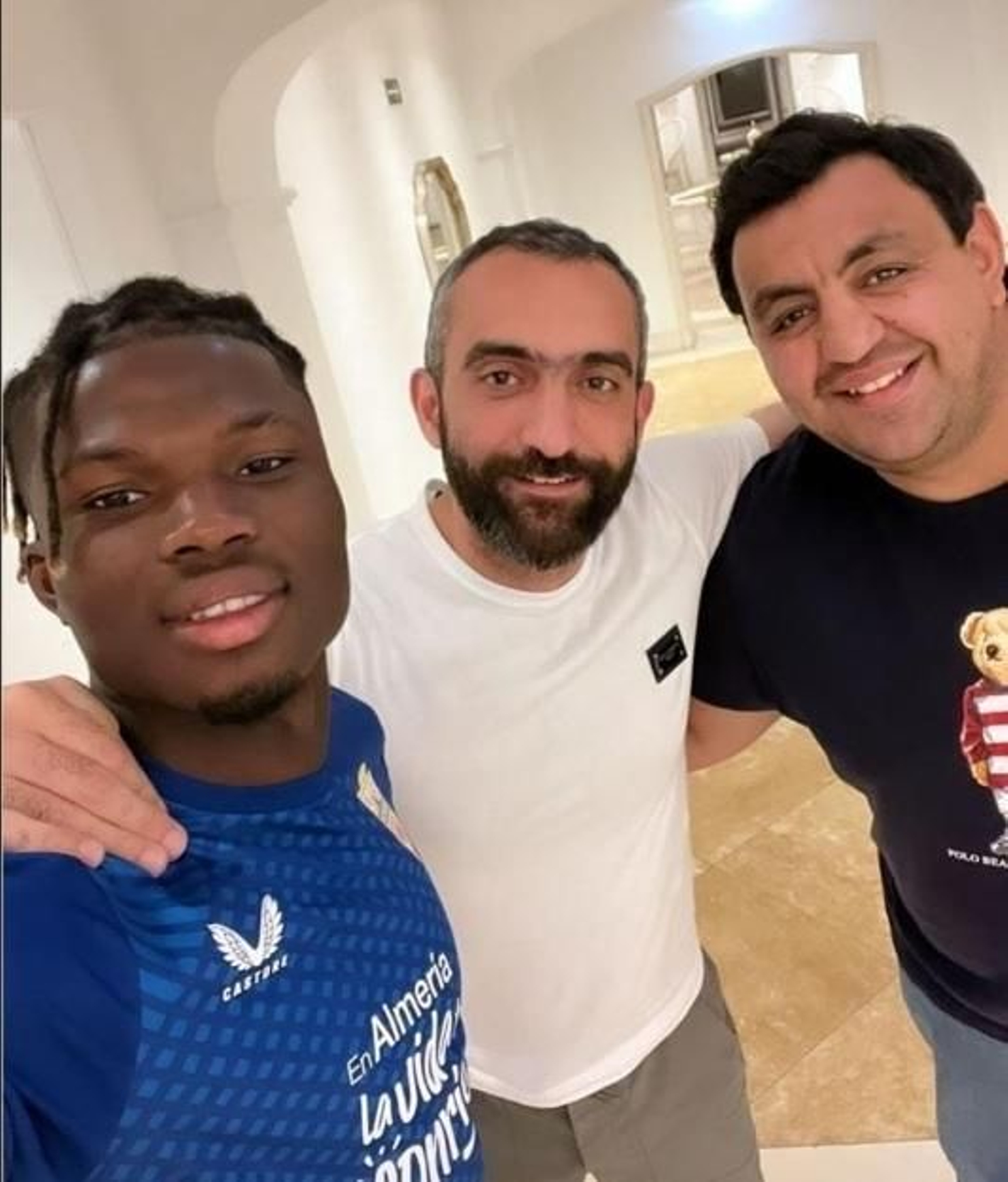 El Bilal junto a Mohamed El Assy y Mohamed Adel tras concretarse la operación