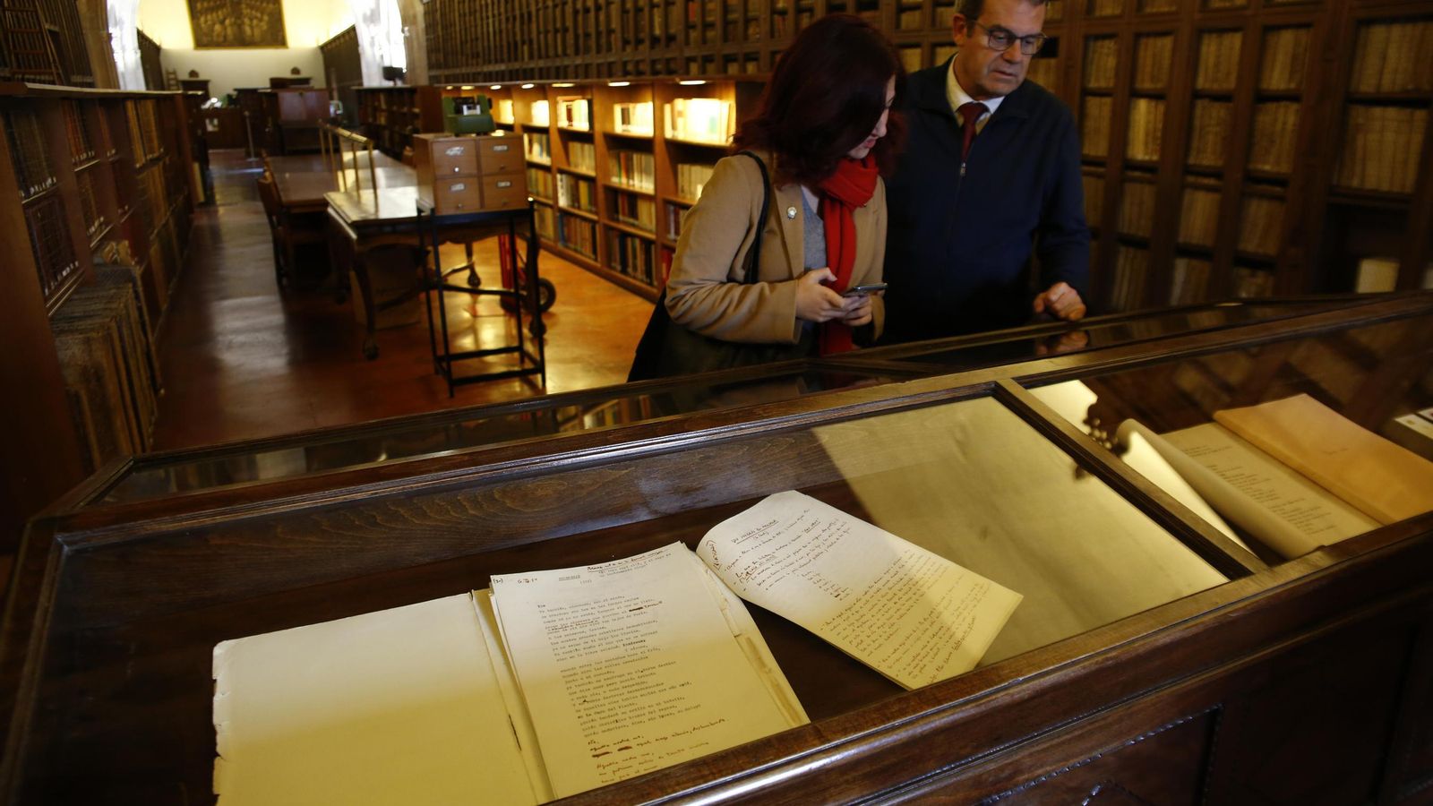 Algunos de los documentos de Javier Egea ya están expuestos en el edificio.