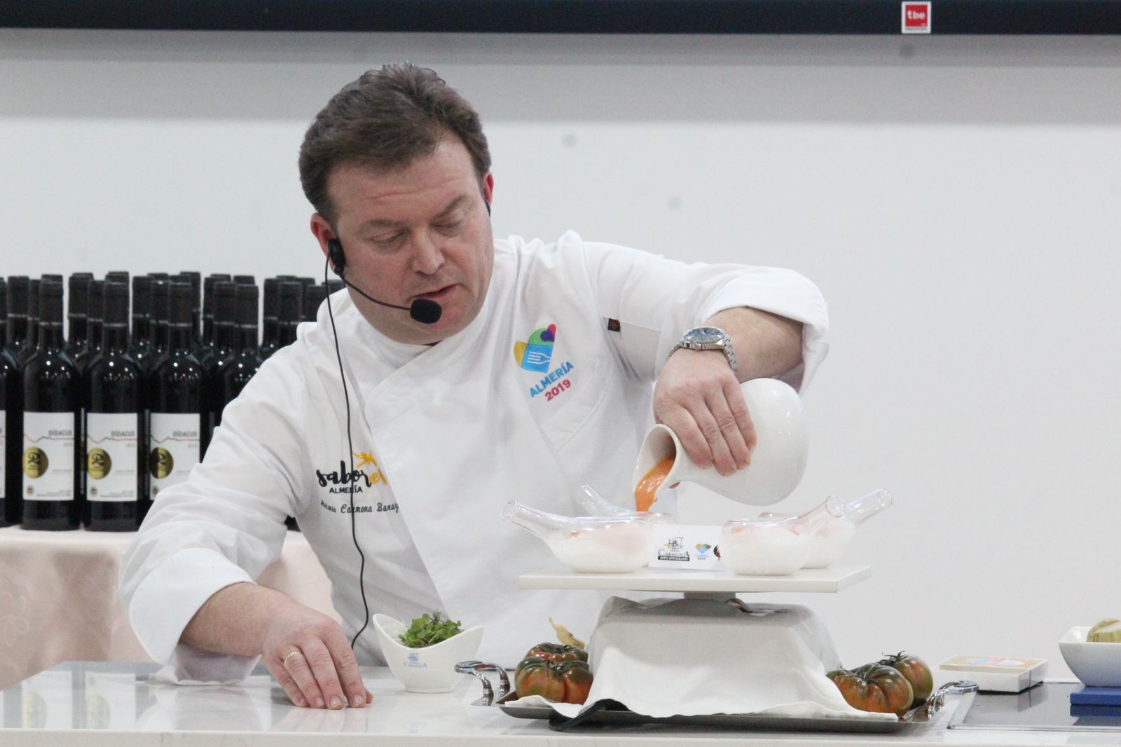 Antonio Carmona, cocinero de Terraza Carmona, prepara un plato con productos de la zona.