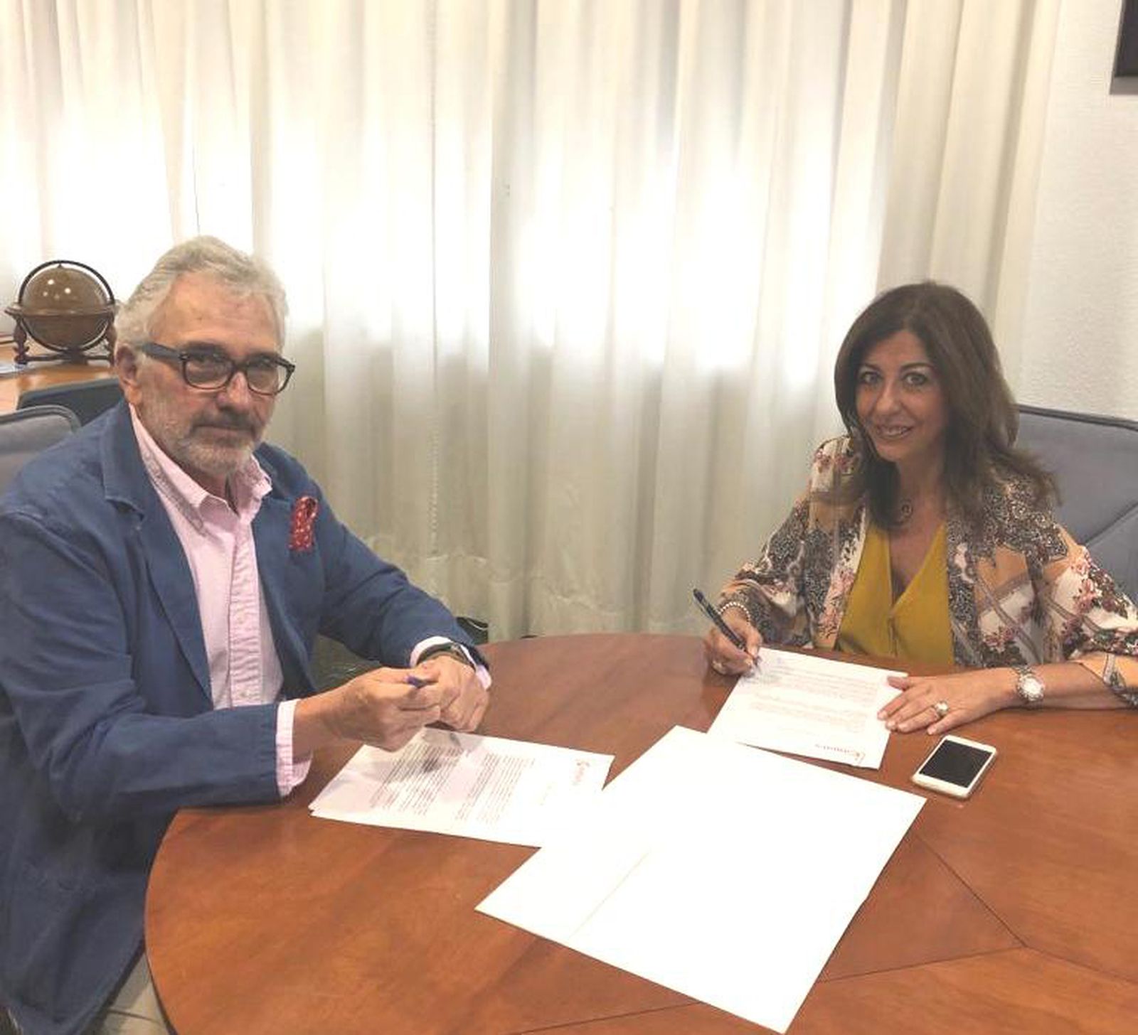 Firma del convenio para informar sobre planes de igualdad.