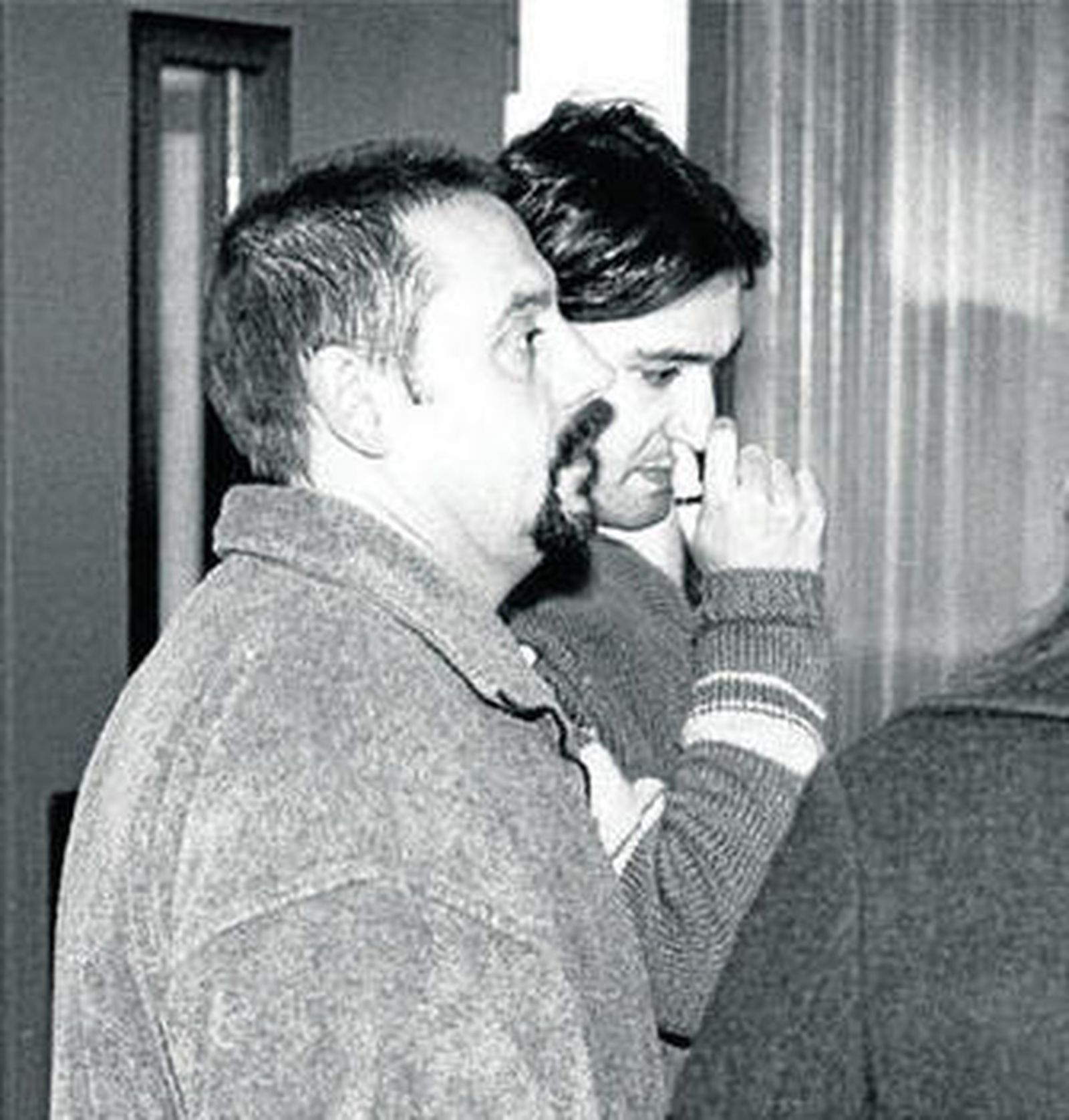 Txomin, a la derecha de la imagen, durante un juicio.