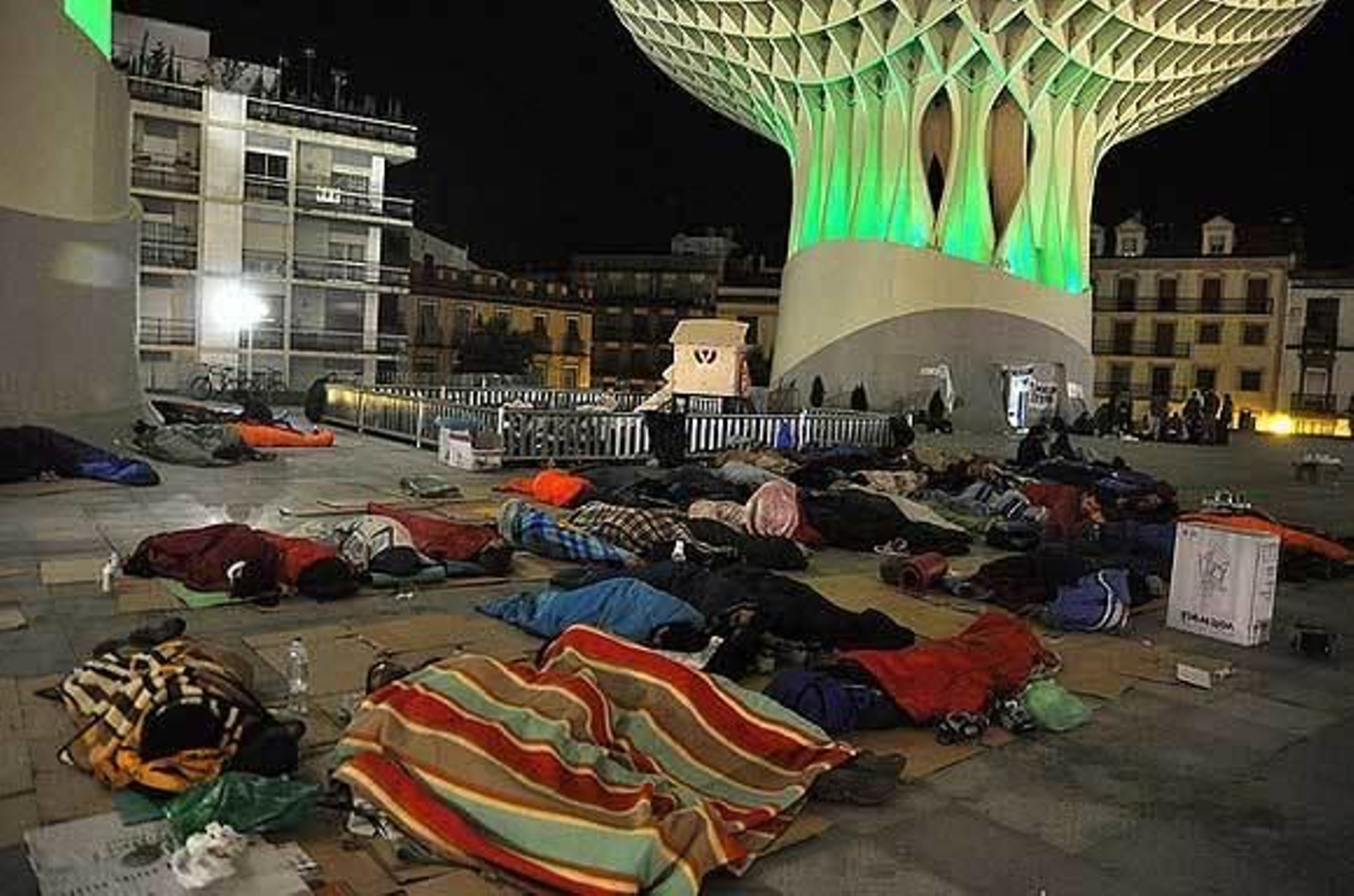 Cerca de 200 jóvenes pasan la noche en las 'setas' sin incidentes