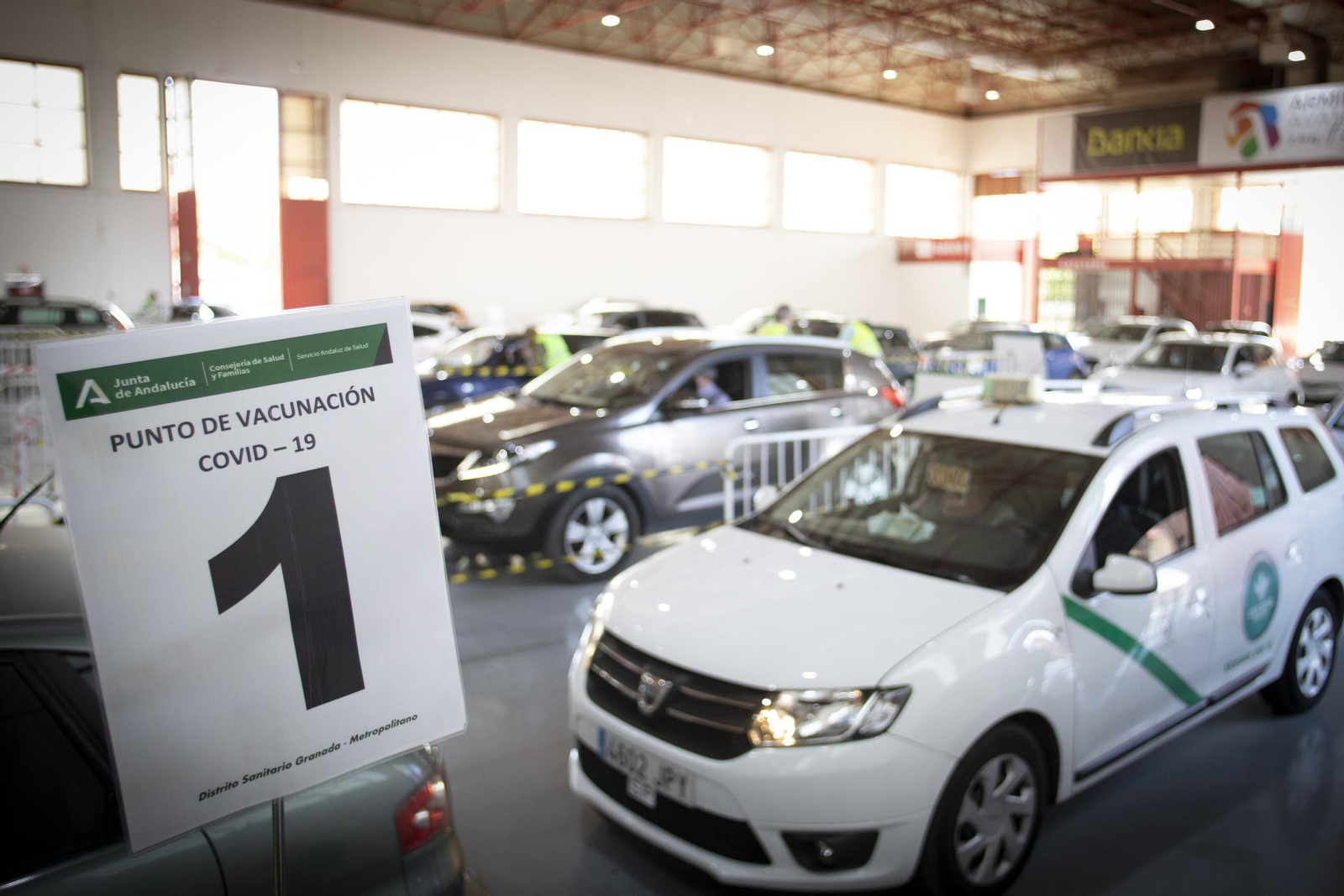 Fotos: colas en la vuelta a la vacunación masiva en Granada