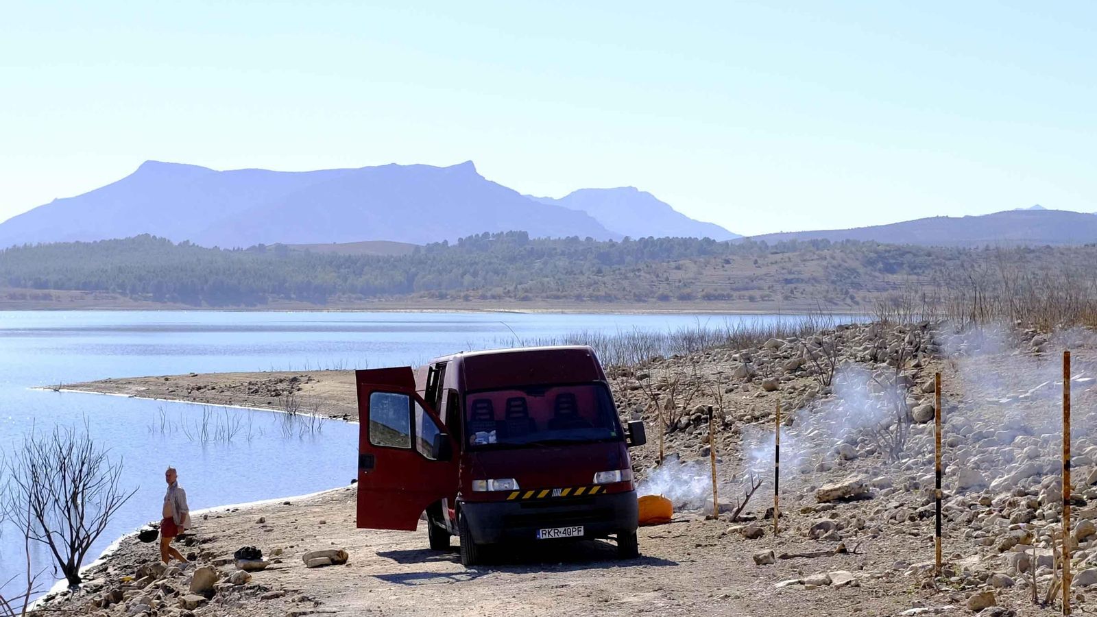 Turistas junto al pantano de Guadalteba