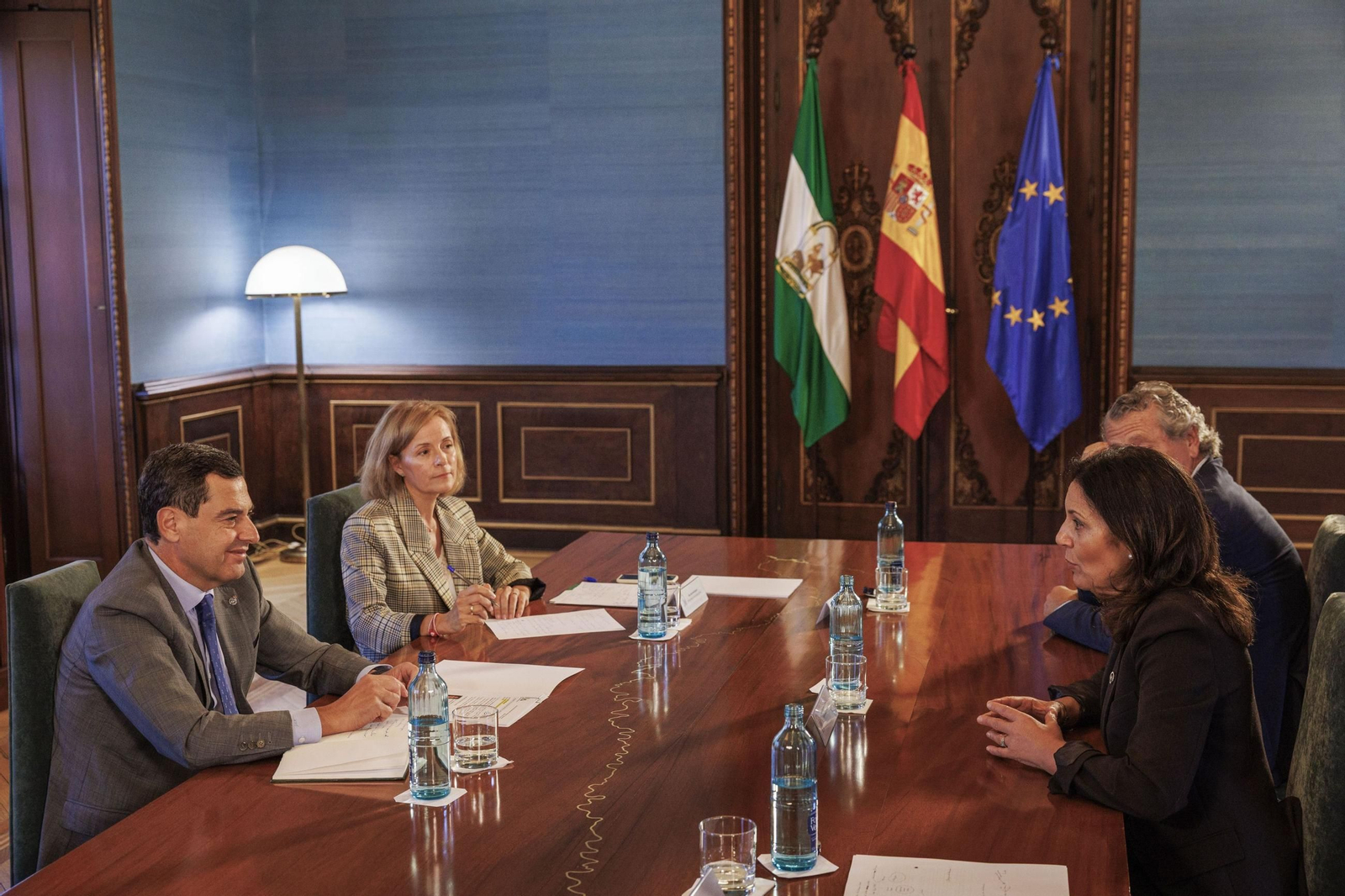 Presidente de la Junta, Juanma Moreno se reúne con la AECC en Andalucía en el Palacio de San Telmo.