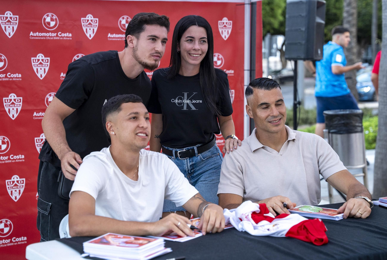 Los jugadores de la UDA Thalys y Andrés firman autógrafos