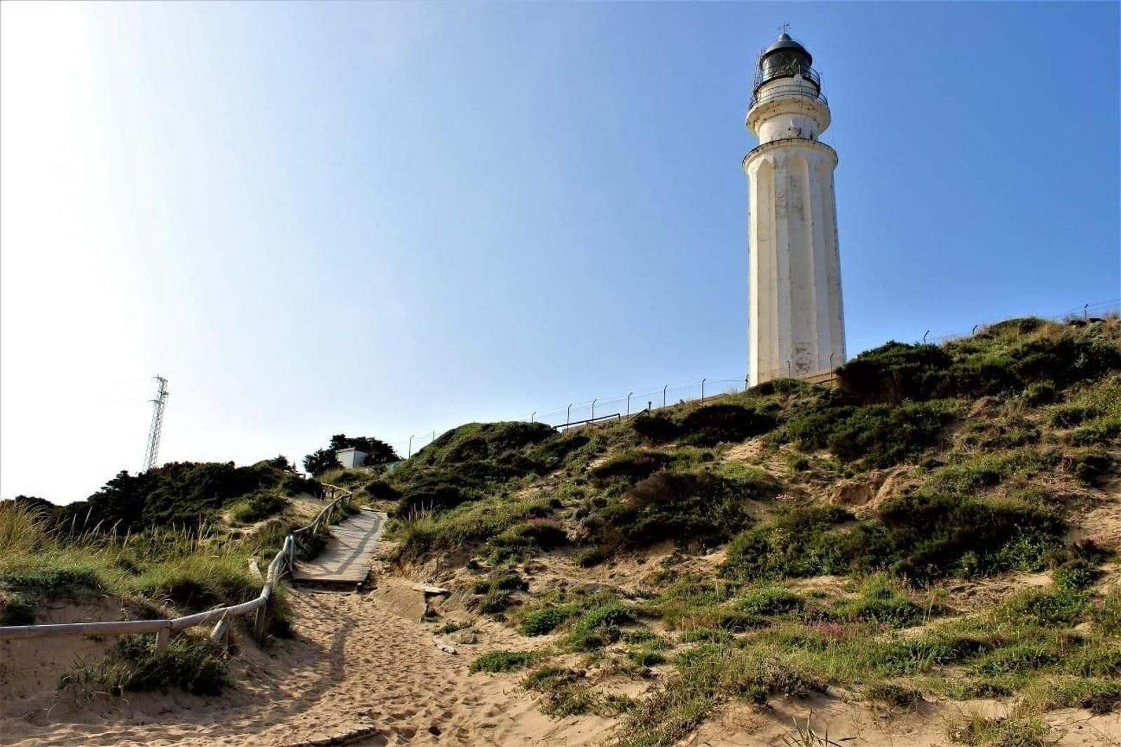 Acceso al Faro de Trafalgar.