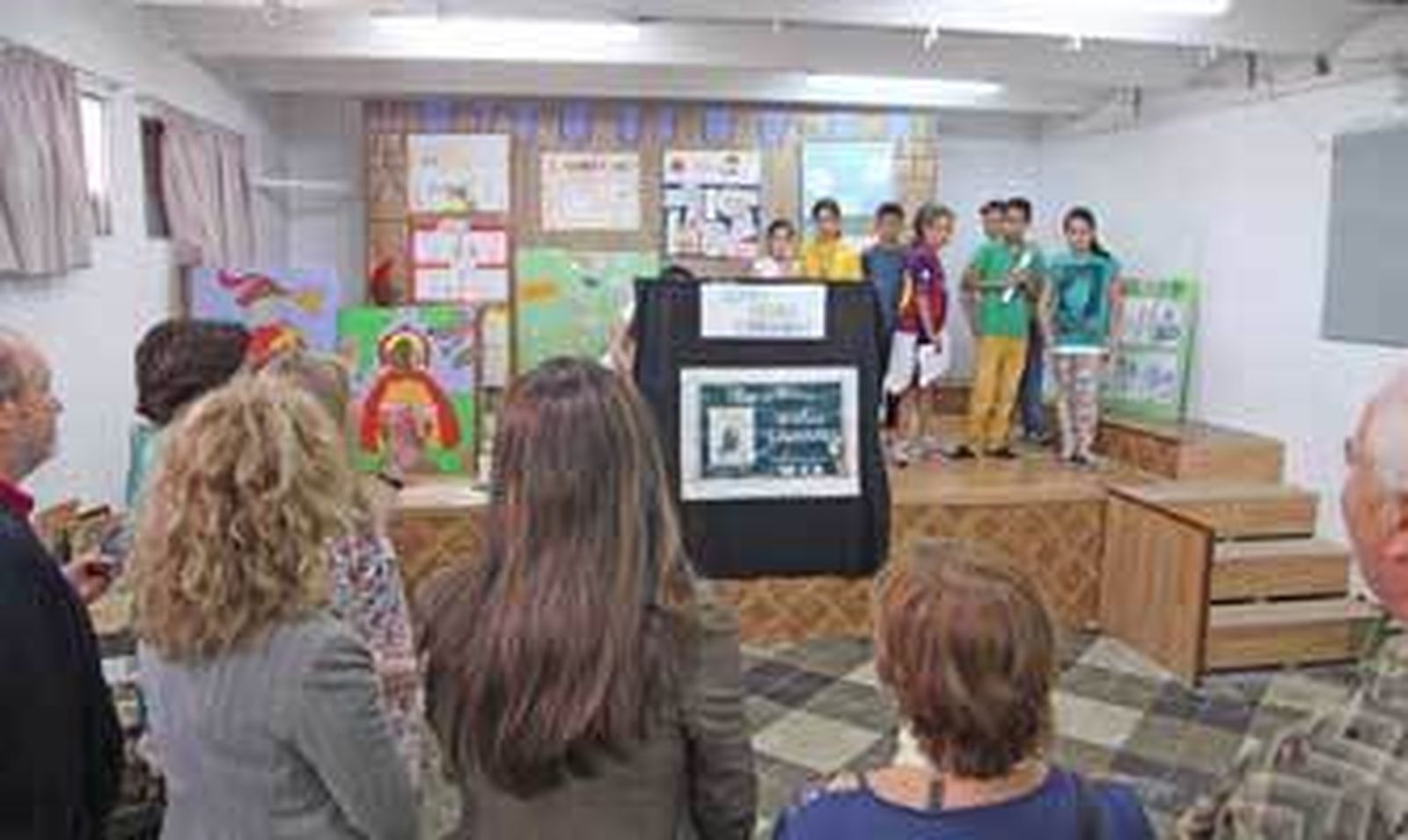 Un grupo de alumnos representó ayer una obra que contaba el cambio de la educación en estos 75 años. /Vanesa Lobo