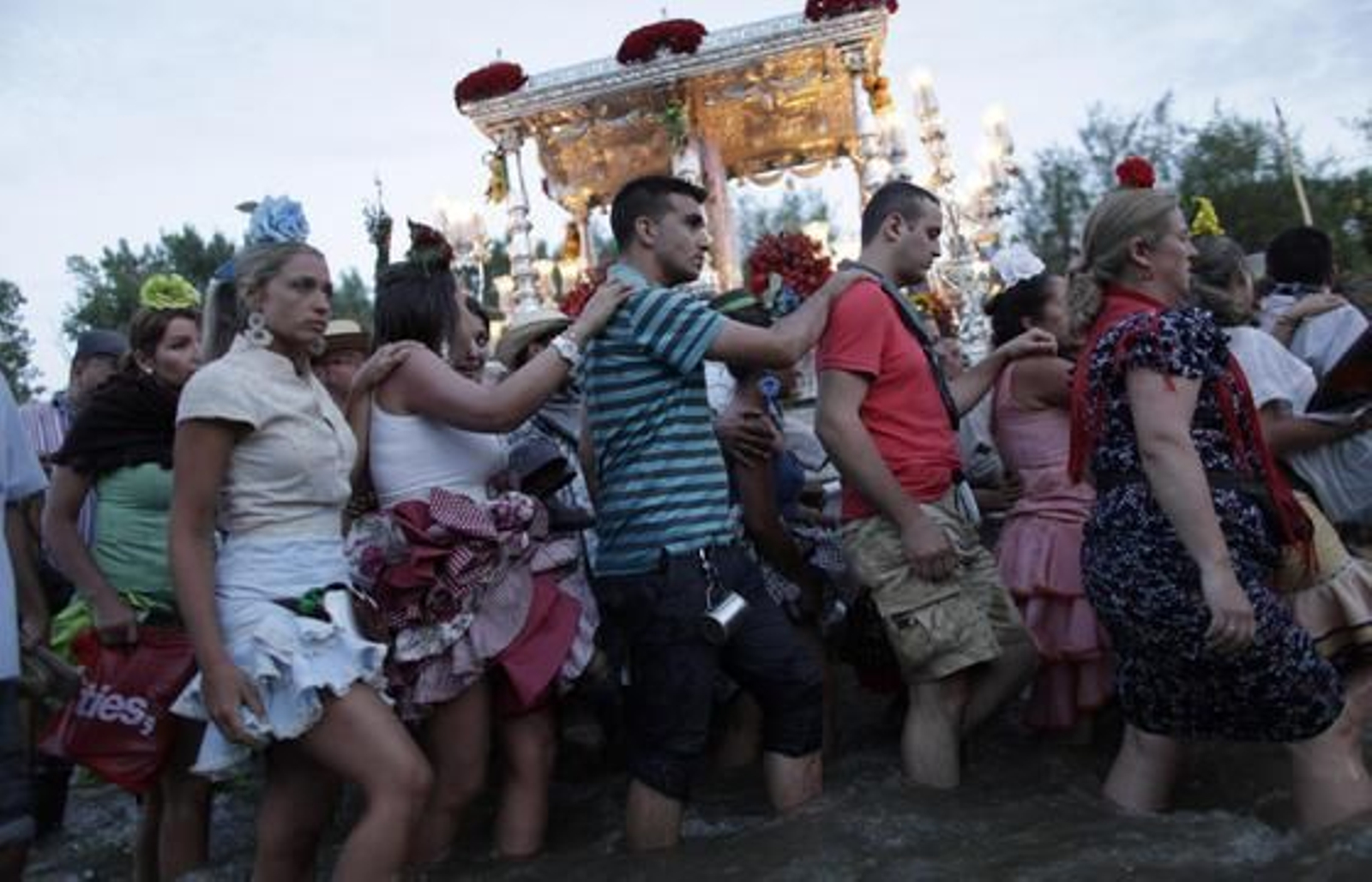 La Hermandad de Triana protagoniza con cientos de peregrinos el multitudinario rito.

Foto: Antonio Pizarro