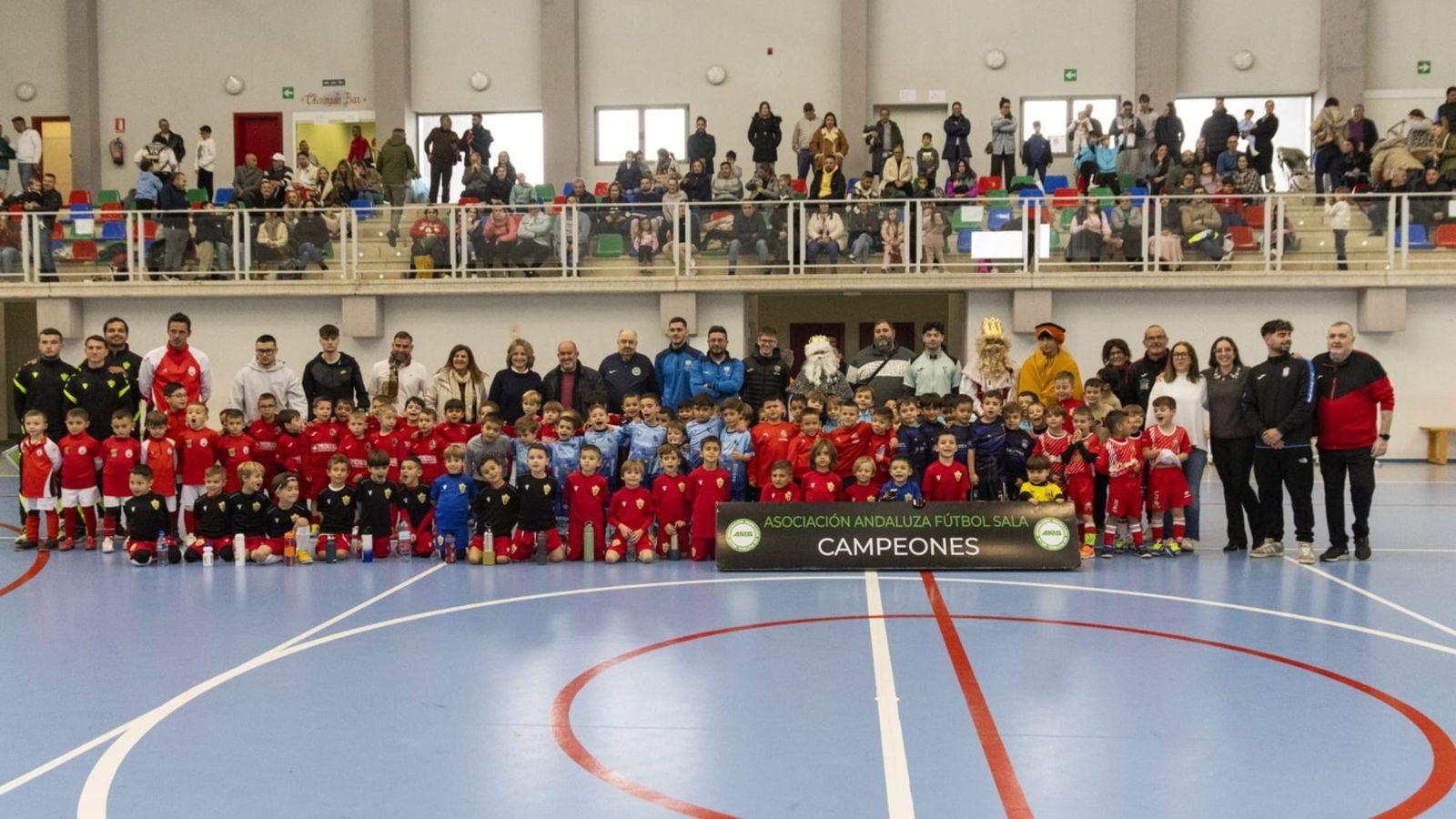 Foto de familia en una jornada en la que el fútbol sala conquistó Dalías.