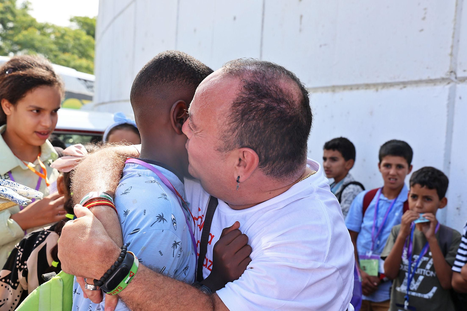 Imágenes del recibimiento a los  niños procedentes de los campamentos saharauis que pasarán sus vacaciones en Huelva