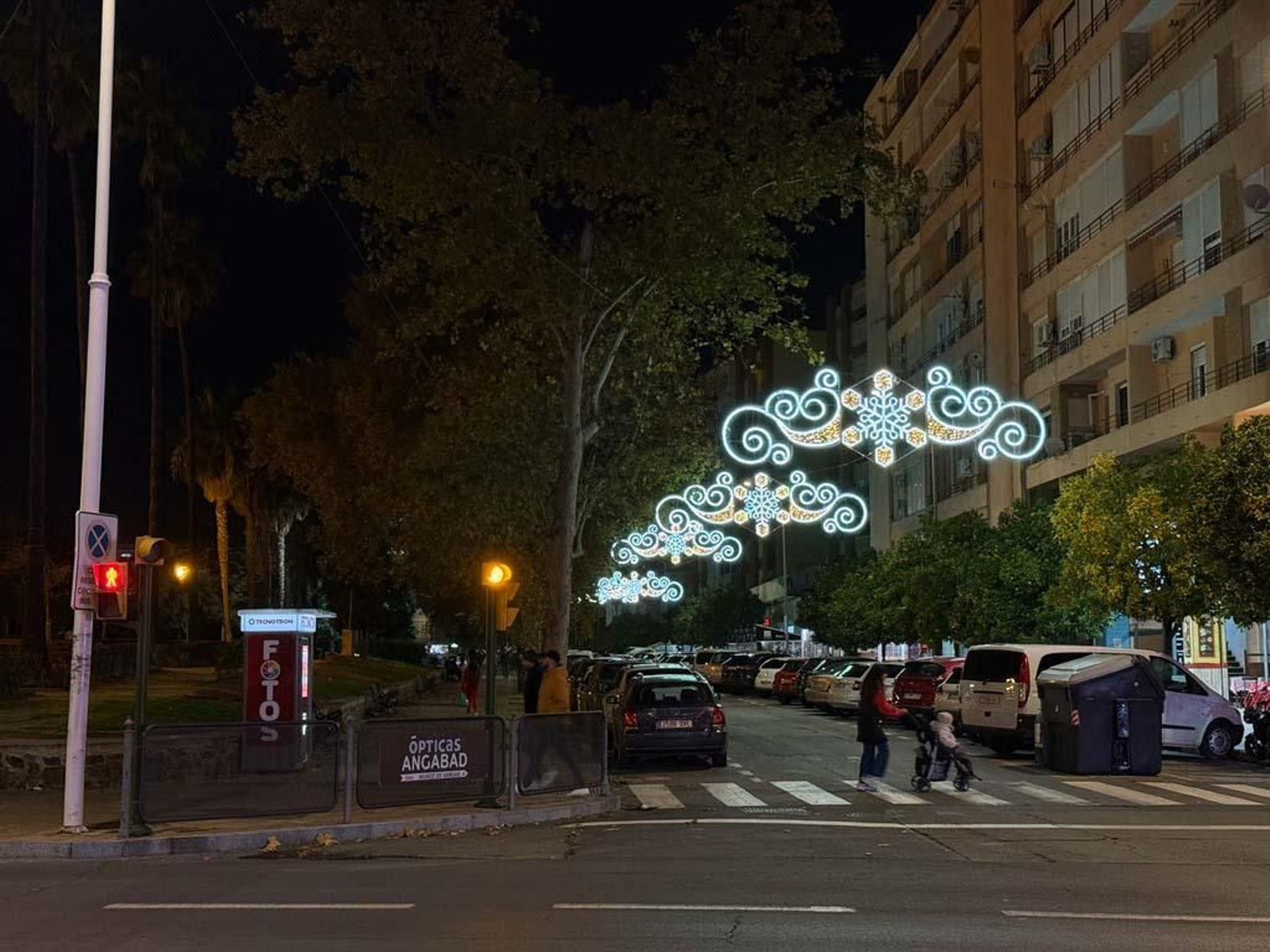 Imágenes de la ciudad de Huelva iluminada por las luces de Navidad