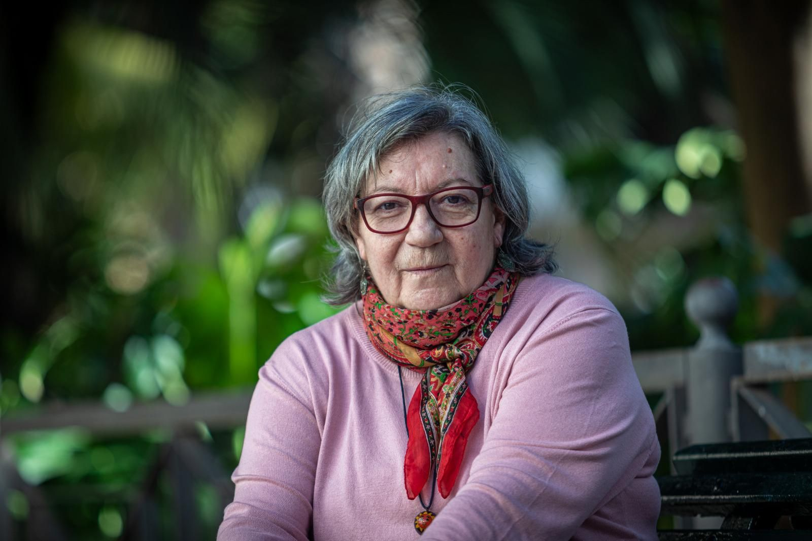 Marisa Campos en un banco de la plaza de Candelaria de Cádiz.