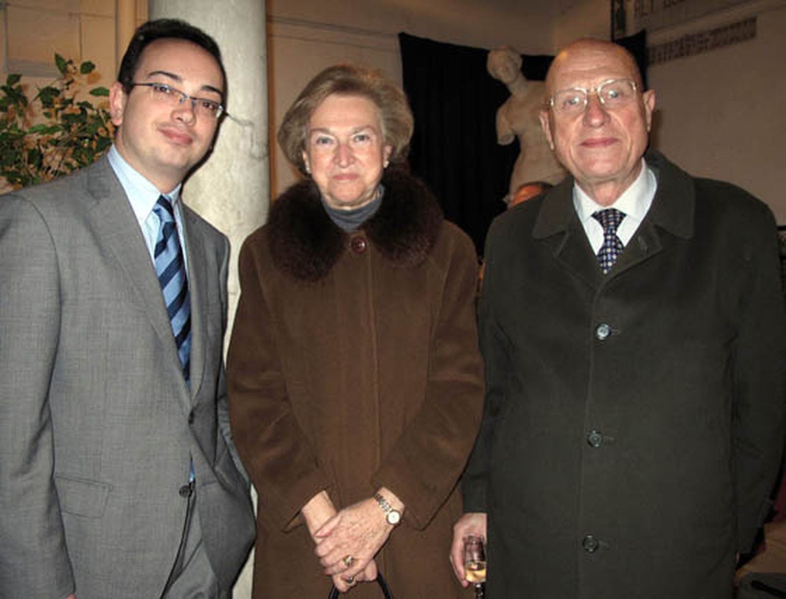 Manuel del Valle de Pedro, ex alumno e hijo del ex alcalde de Sevilla; Antonia Friend y Manuel Losada Villasante, Premio Príncipe de Asturias de Investigación Científica y Técnica (1995) y socio de honor de los ex alumnos del San Francisco de Paula.

Foto: Victoria Ramírez